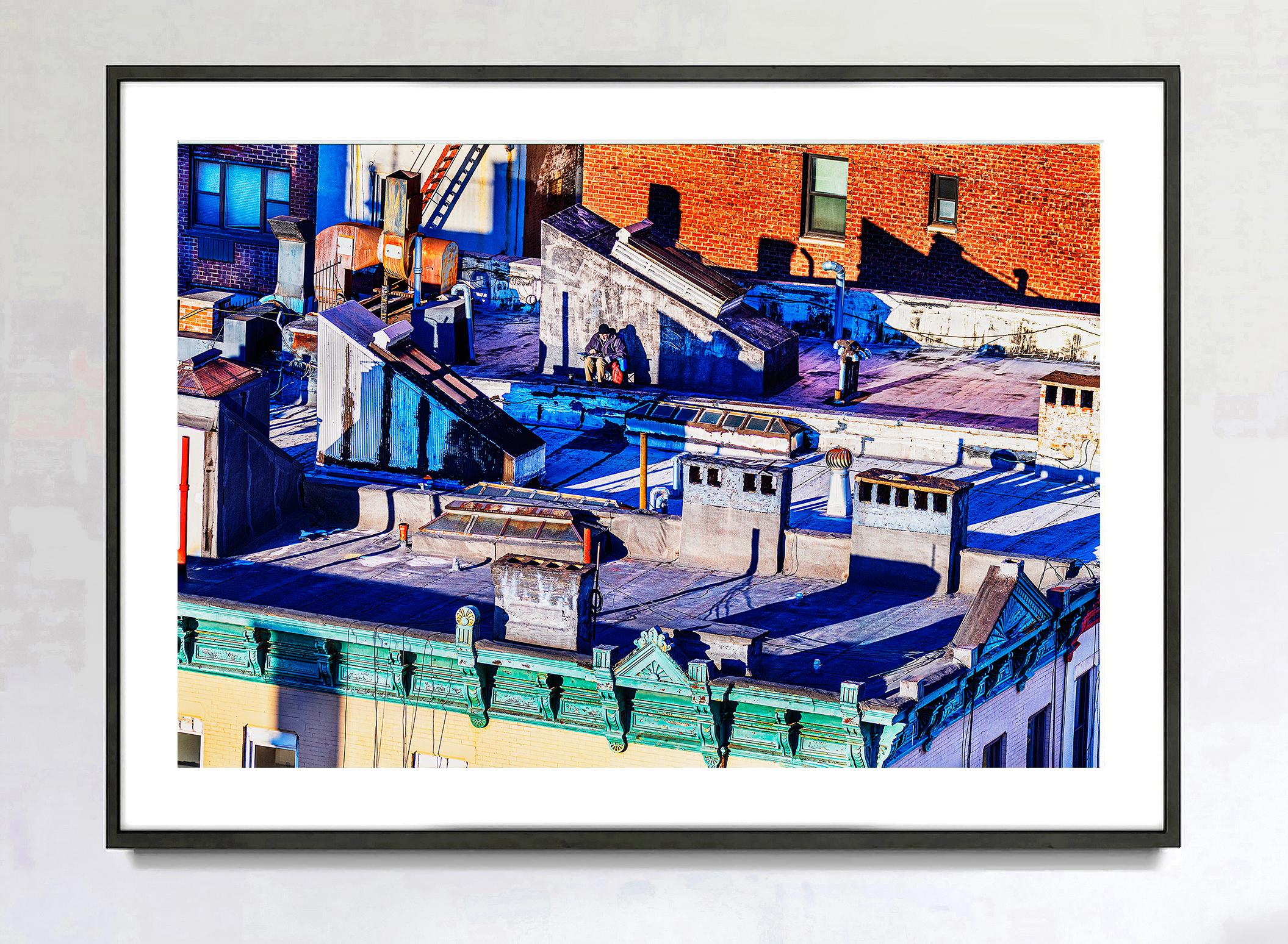 Manhattan Rooftop-Abstraktion  - Städtische Landschaft  Farbfotografie – Photograph von Mitchell Funk