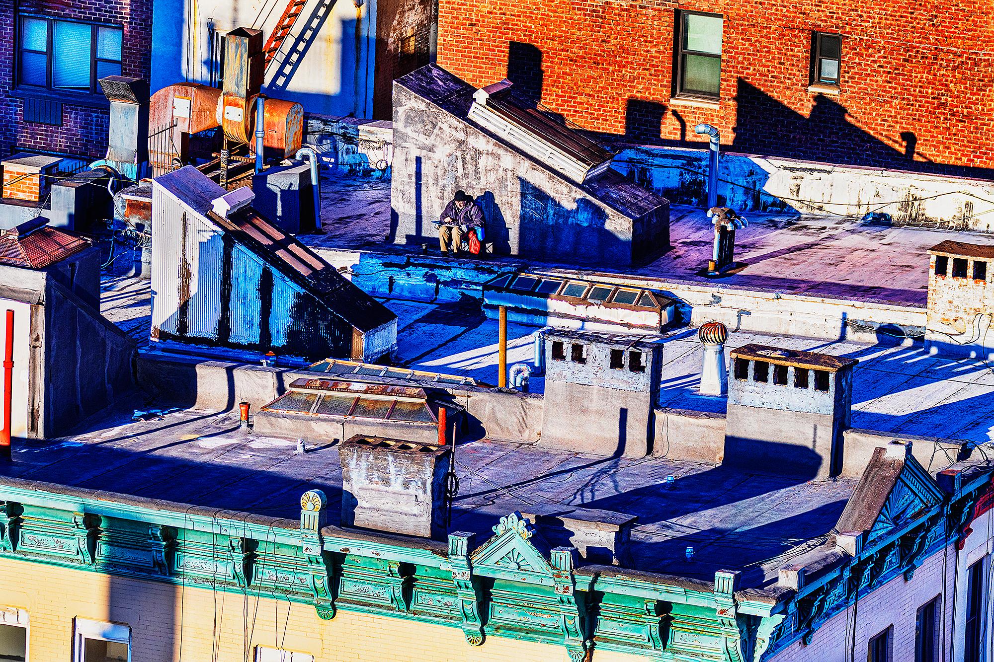 Mitchell Funk Landscape Photograph – Manhattan Rooftop-Abstraktion  - Städtische Landschaft  Farbfotografie
