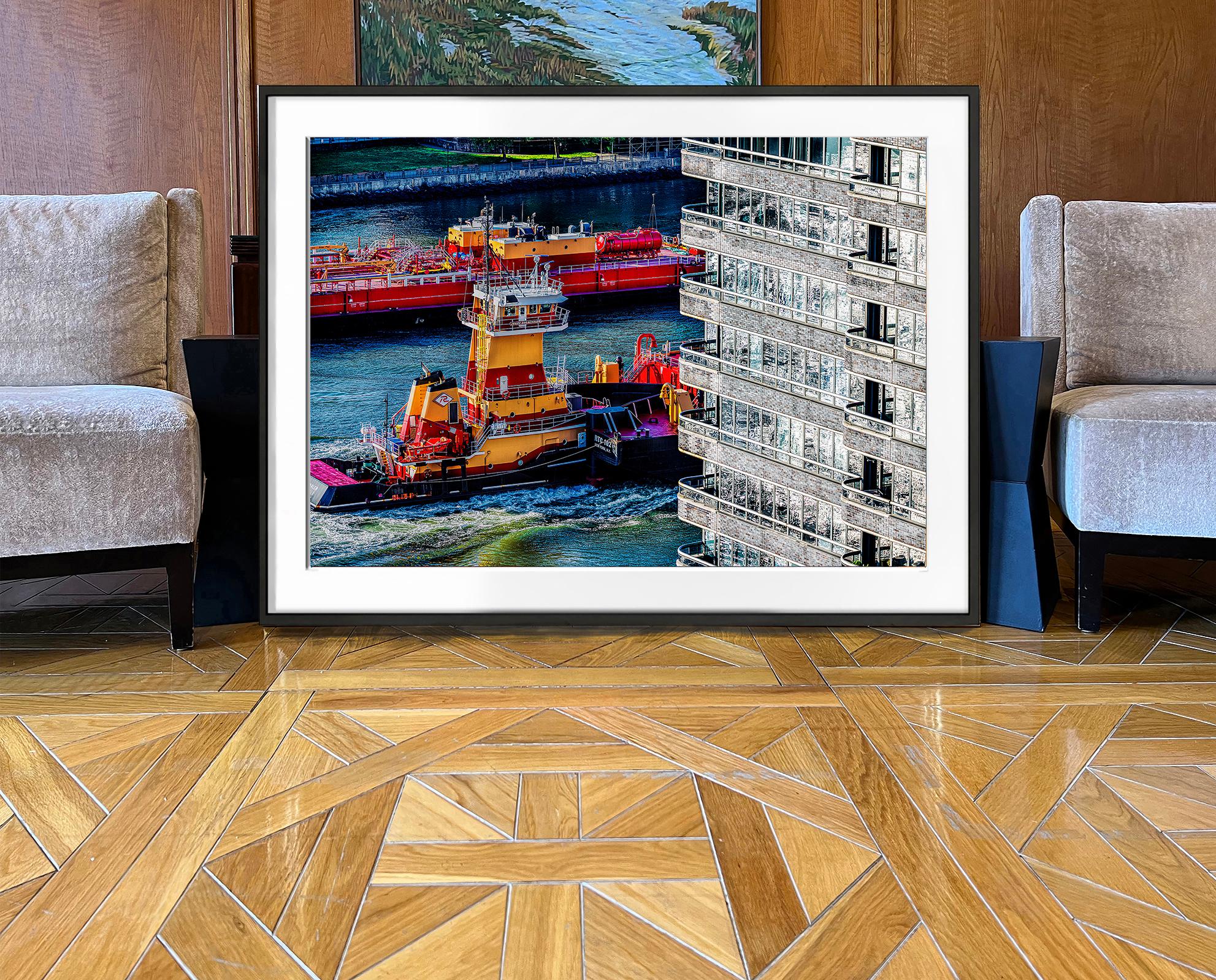 Manhattan-Wolkenkratzer mit silbernem Schimmerlicht und East River Boats – Photograph von Mitchell Funk