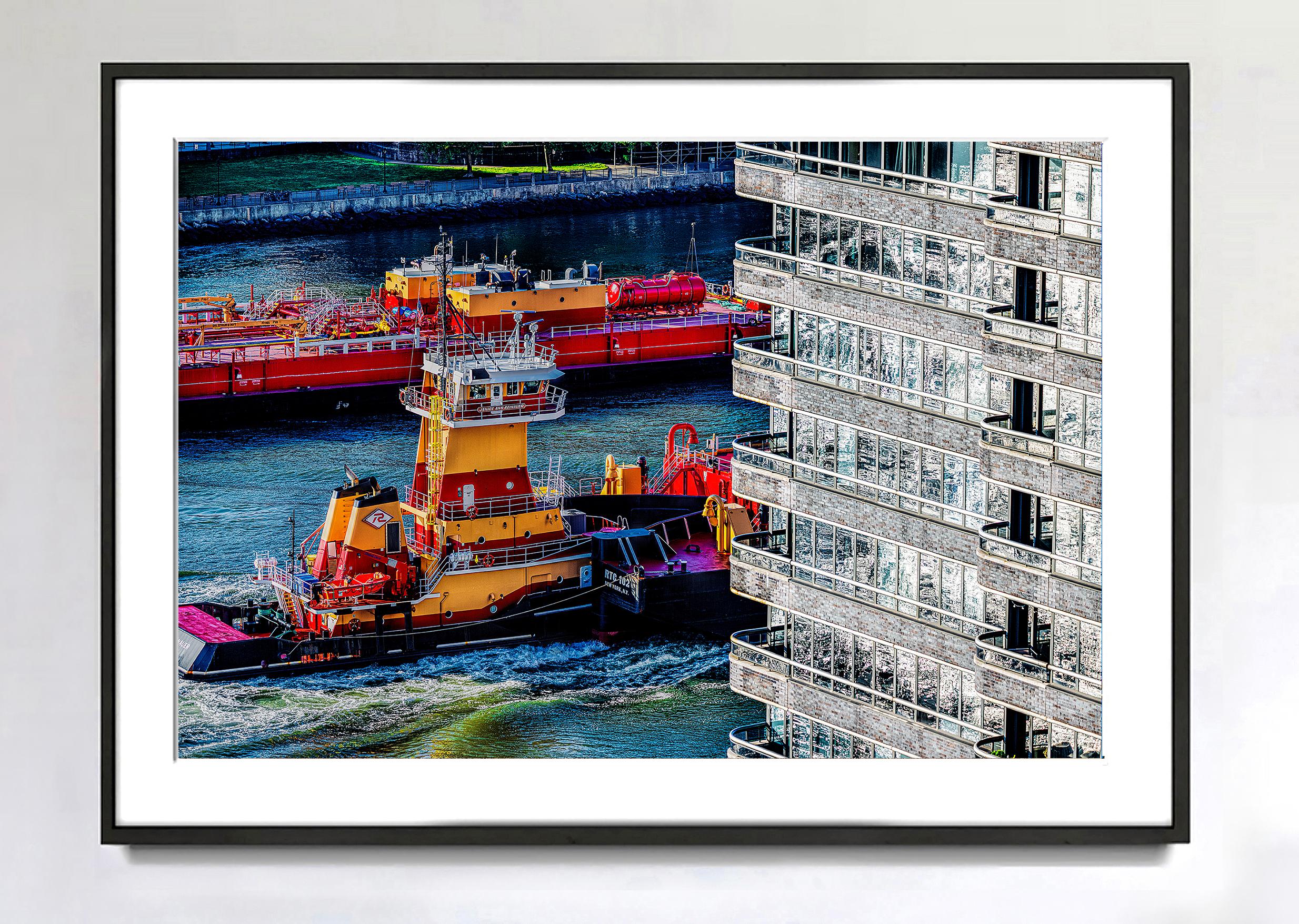 Manhattan-Wolkenkratzer mit silbernem Schimmerlicht und East River Boats (Surrealismus), Photograph, von Mitchell Funk