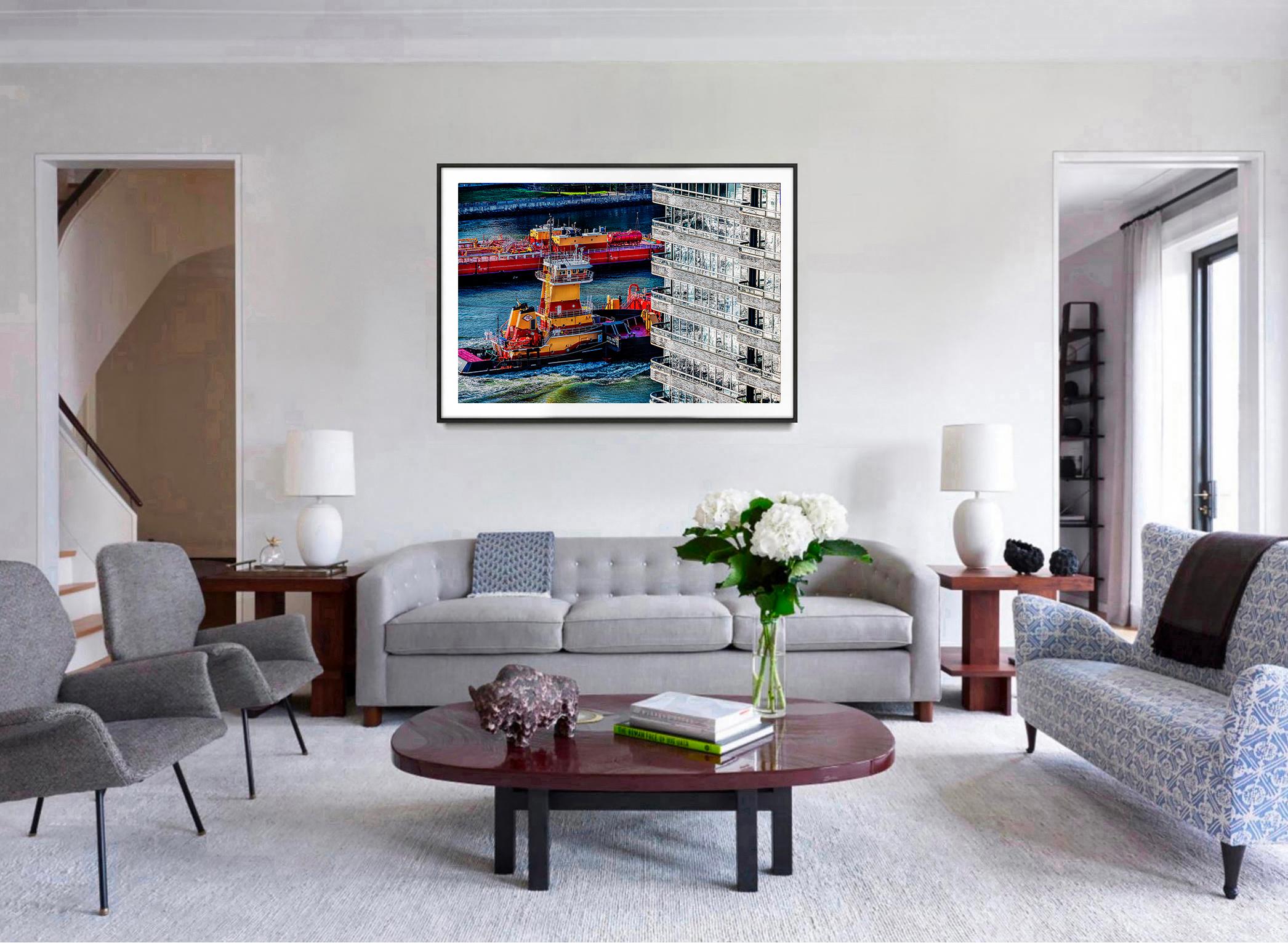 Manhattan-Wolkenkratzer mit silbernem Schimmerlicht und East River Boats (Schwarz), Abstract Photograph, von Mitchell Funk