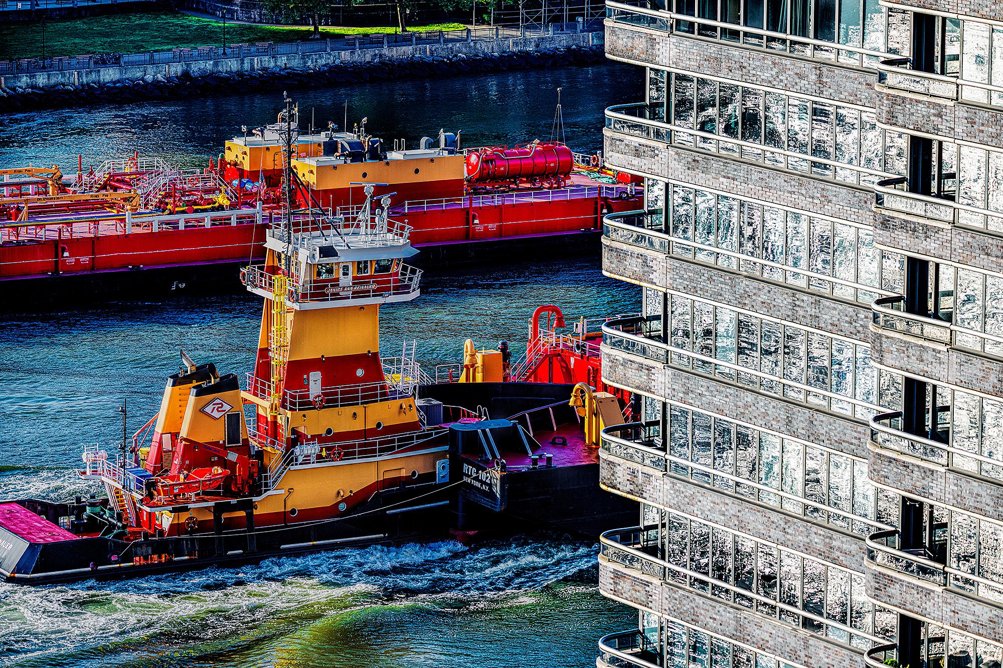 Manhattan-Wolkenkratzer mit silbernem Schimmerlicht und East River Boats
