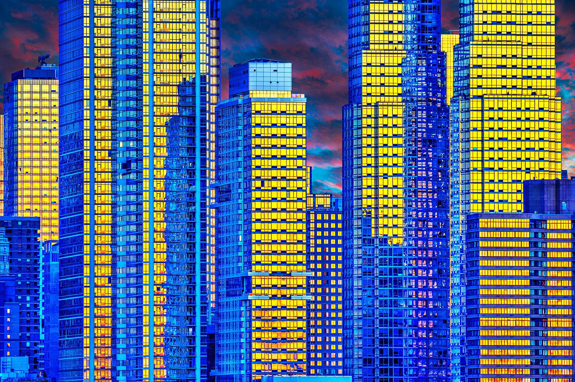 Mitchell Funk Abstract Photograph – Manhattan Skyscrapers: Gold- und blaue Reflexionenfotografie