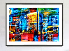 Riflessi di finestre di Manhattan in rosso e blu