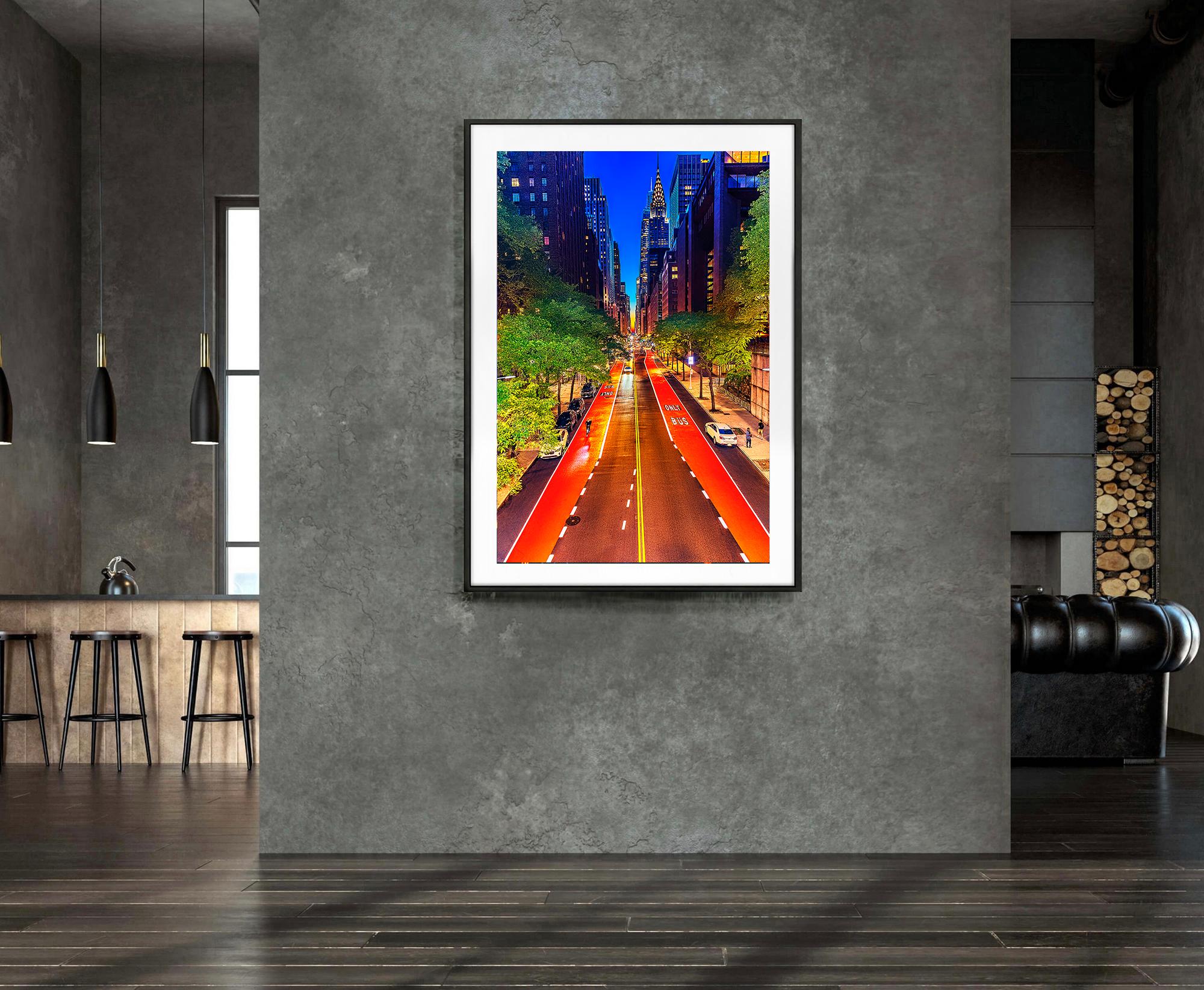 Manhattanhenge e la corona illuminata del Chrysler Building - Landscape Photograph Nero di Mitchell Funk