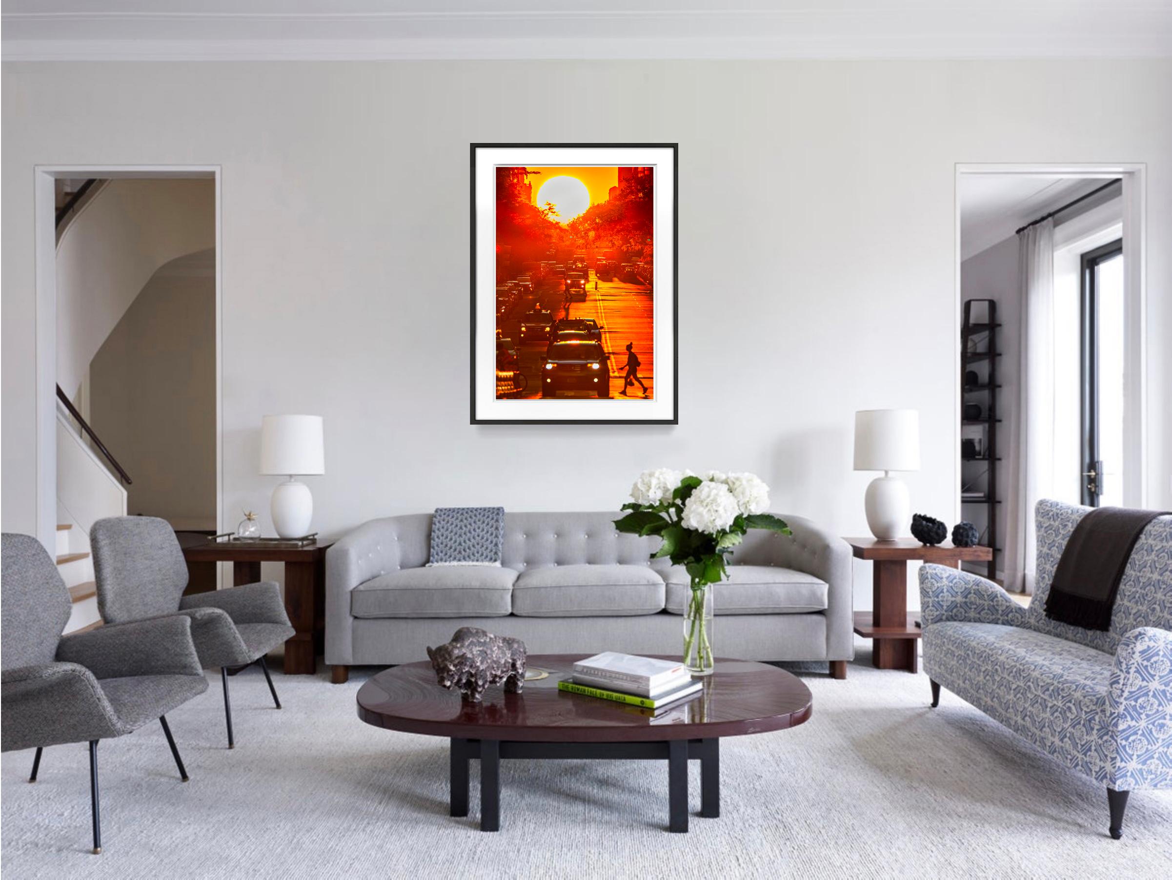 Manhattanhenge, Big Sun Sunset Manhattan Street  Personnes silhouettées par AND Light - Photograph de Mitchell Funk