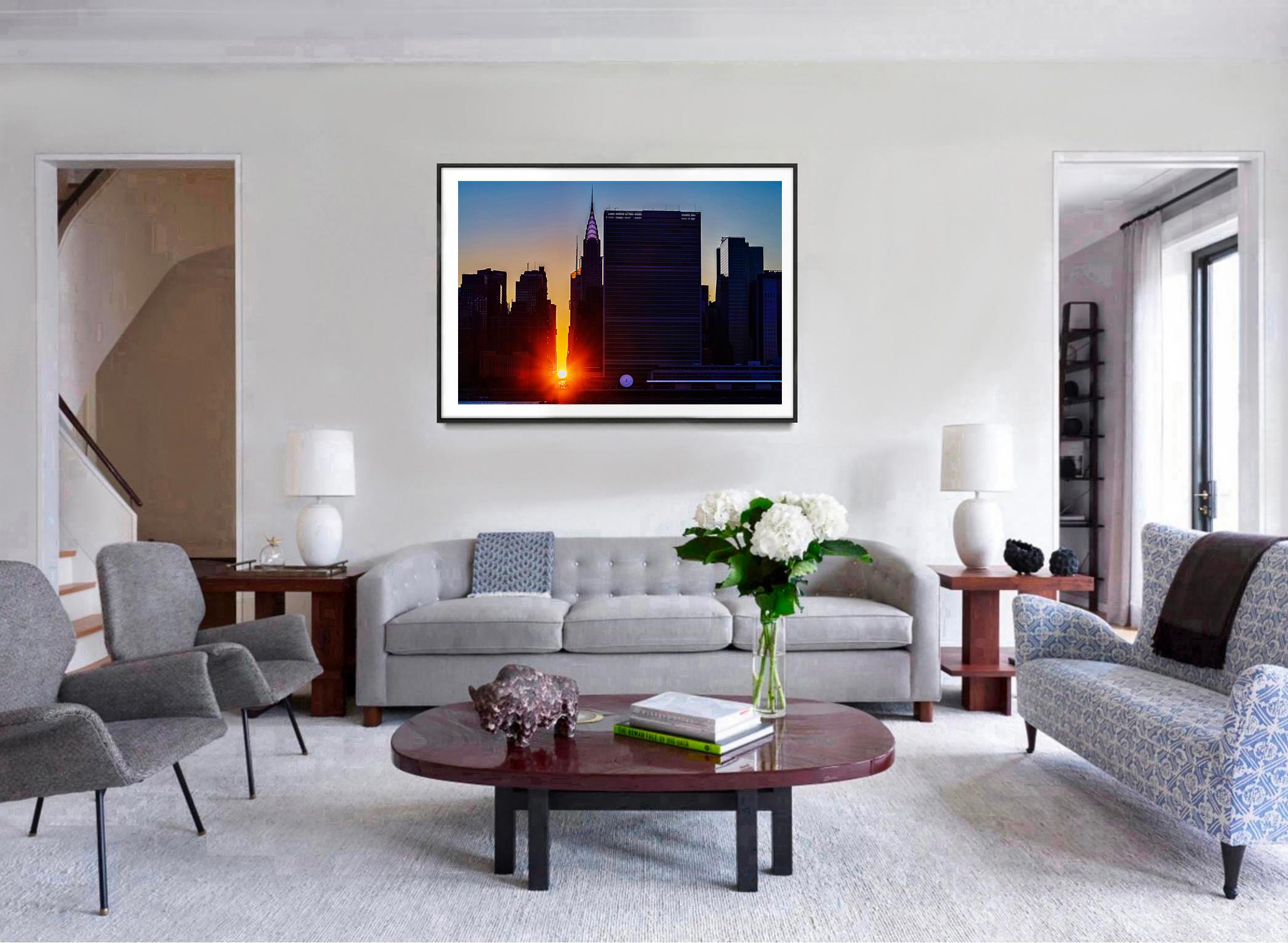 Manhattanhenge mit Chrysler Building bei Sonnenuntergang – Photograph von Mitchell Funk