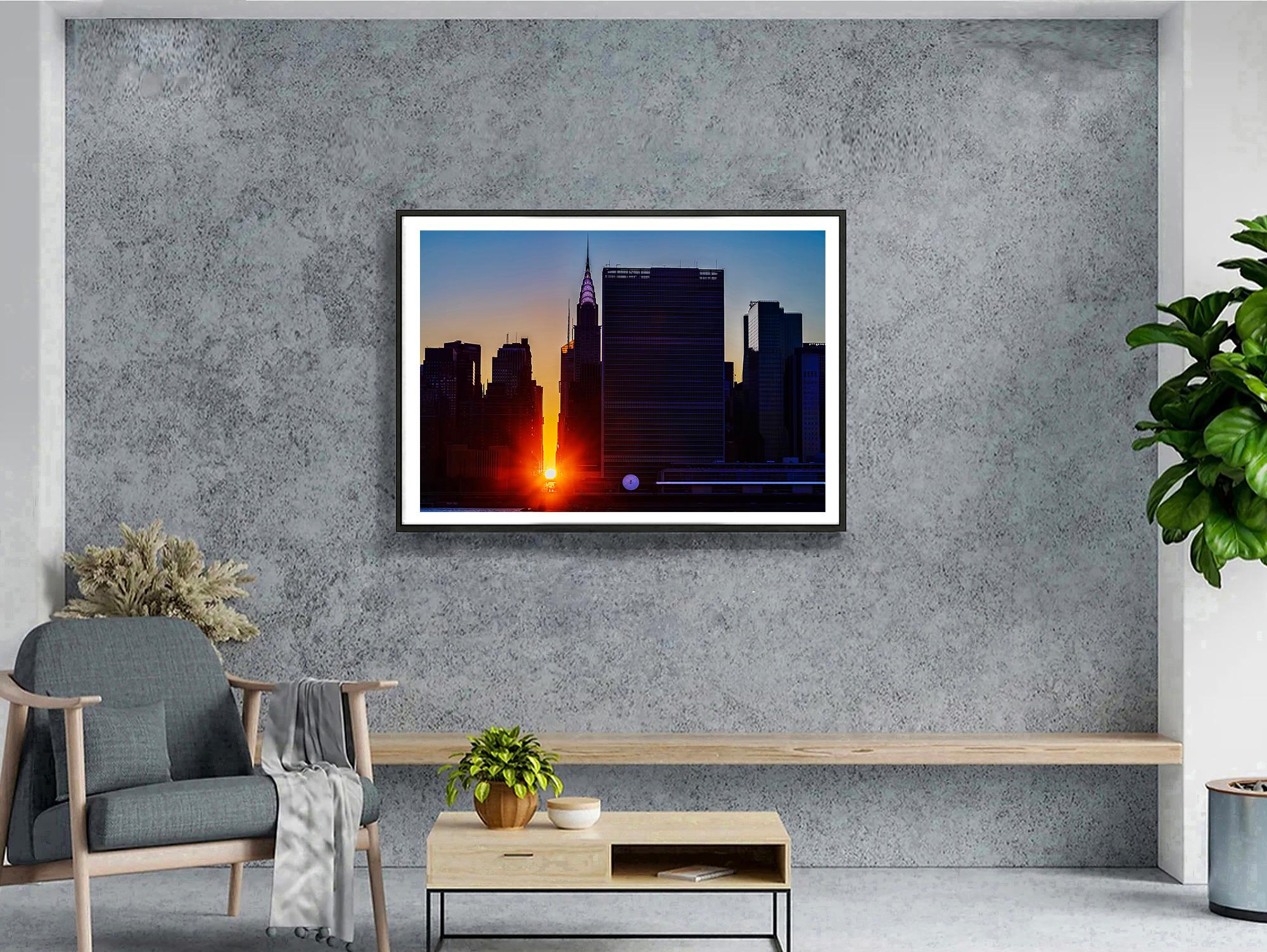 Manhattanhenge mit Chrysler Building bei Sonnenuntergang (Schwarz), Color Photograph, von Mitchell Funk