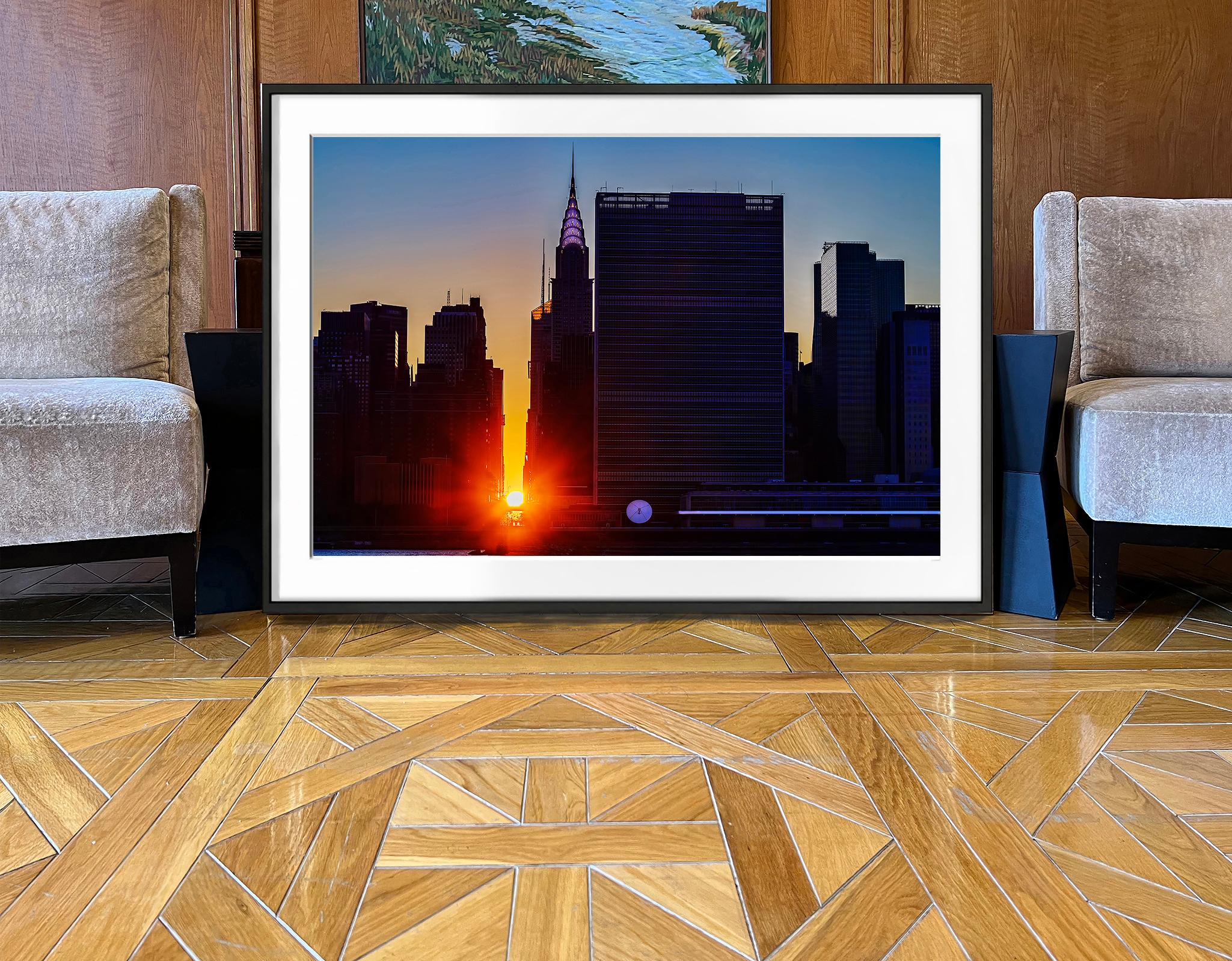Wenn die Sonne am Manhattanhenge untergeht, wird die Krone des Chrysler Buildings beleuchtet, wodurch eine doppelte Lichtquelle entsteht.  Treten Sie ein in Mitchell Funks lichtdurchflutete Welt, in der seine fotografischen Bilder über die