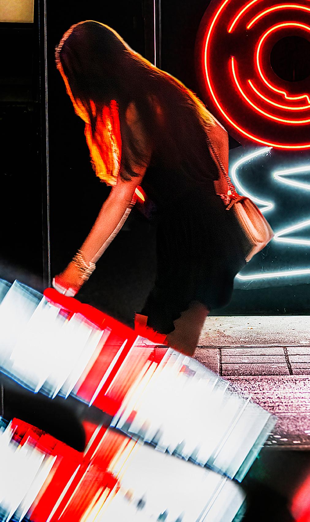 Miami de noche, escena callejera de Brickell Avenue Abstracción de neón - Photograph Geométrico abstracto de Mitchell Funk