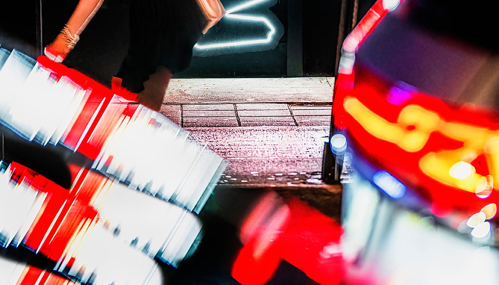 El fotógrafo Mitchell Funk transforma una escena nocturna de una calle de Miami con letreros de neón incandescentes en un complejo patrón abstracto.  Un elemento recurrente en la iconografía de Funk son las fuentes de luz secundarias y terciarias. 