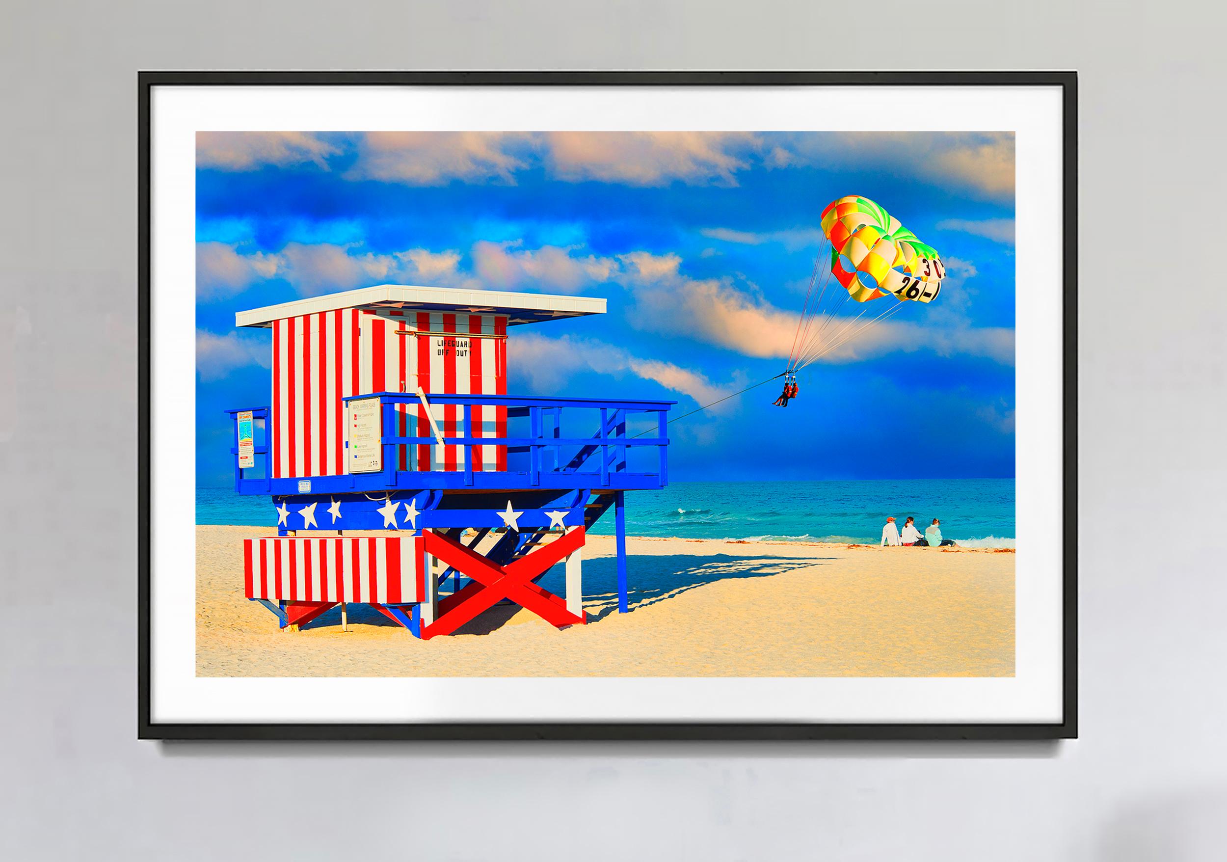 Miami Beach  Lifeguard-Turm – Photograph von Mitchell Funk