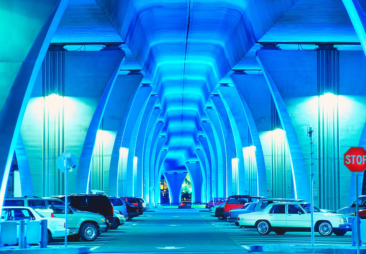 Die Unterseite einer blauen Brücke in Miami verwandelt sich in ein Statement der urbanen Farbe. Es ist ein gespenstisch schönes Nachtbild von Miami in Blau und wird durch ein rotes Stoppschild unterstrichen.  Signiert und datiert unten rechts, verso