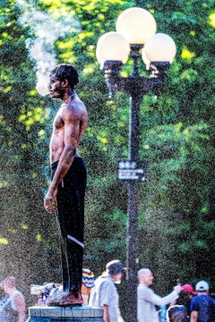 Homme noir musclé réfléchissant dans le Mist de la fontaine