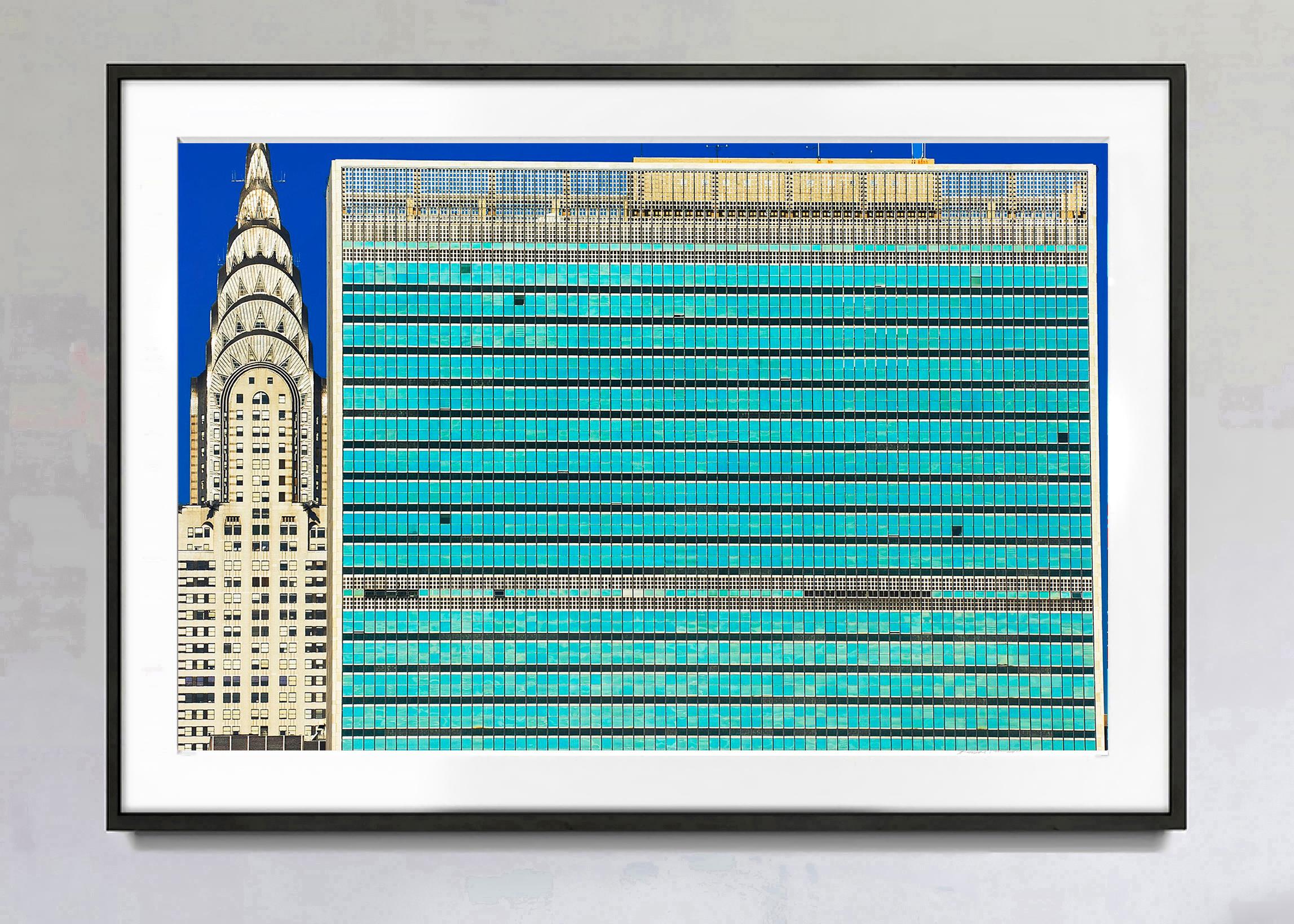 Lampe de musée, United Nations and Chrysler Building  Photographies - Abstrait - Bleu Color Photograph par Mitchell Funk