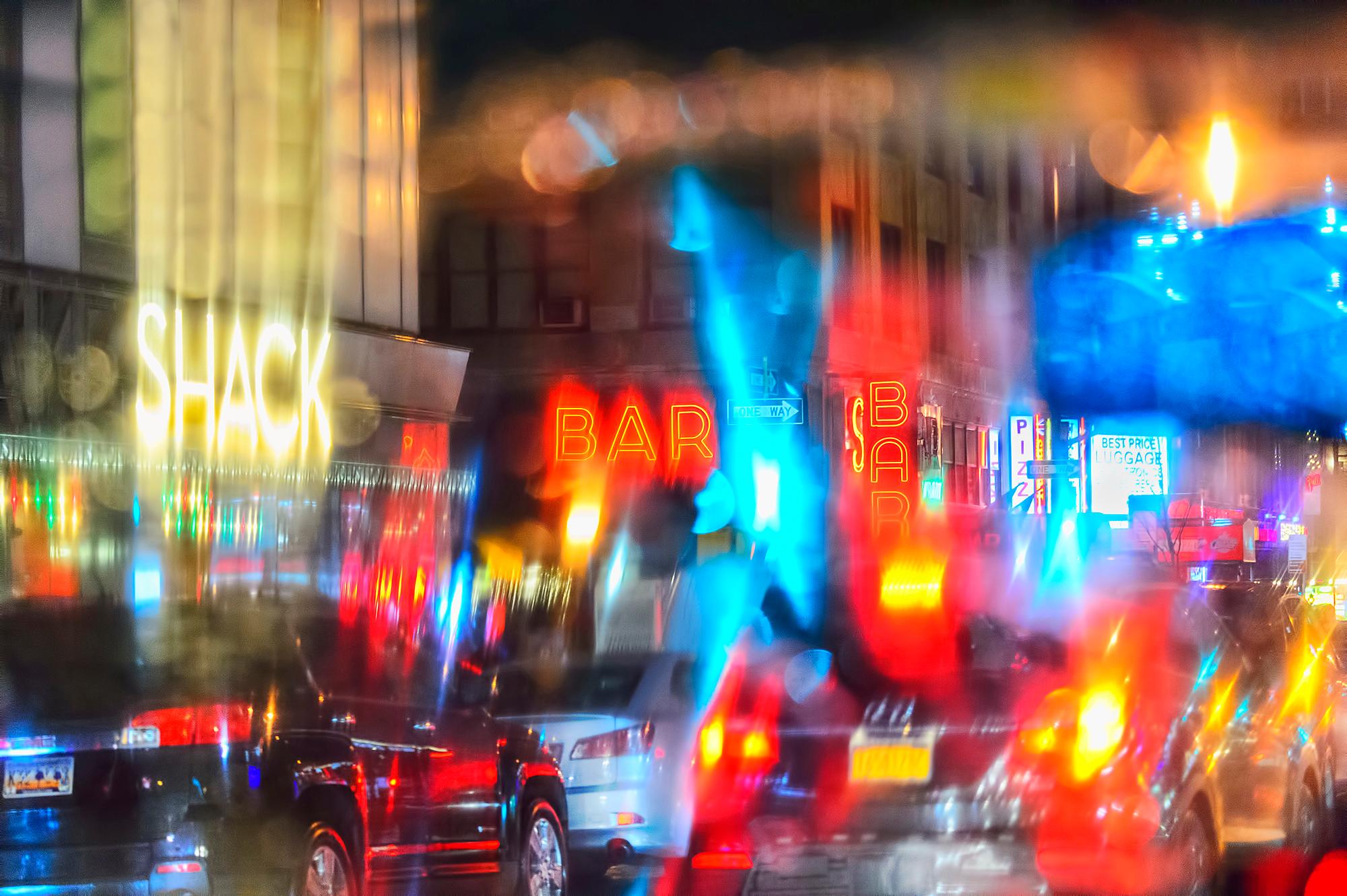 Mitchell Funk Color Photograph – Neon-Barschild „Glow on Moody Manhattan Nocturne“