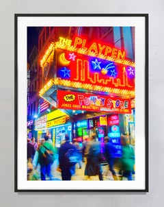 Sexclub „Neon Lit Playpen“ an der 8th Avenue, Times Square – signierter Farbfotodruck