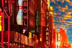 Neonschild Broadway Theater District in dramatischem Licht