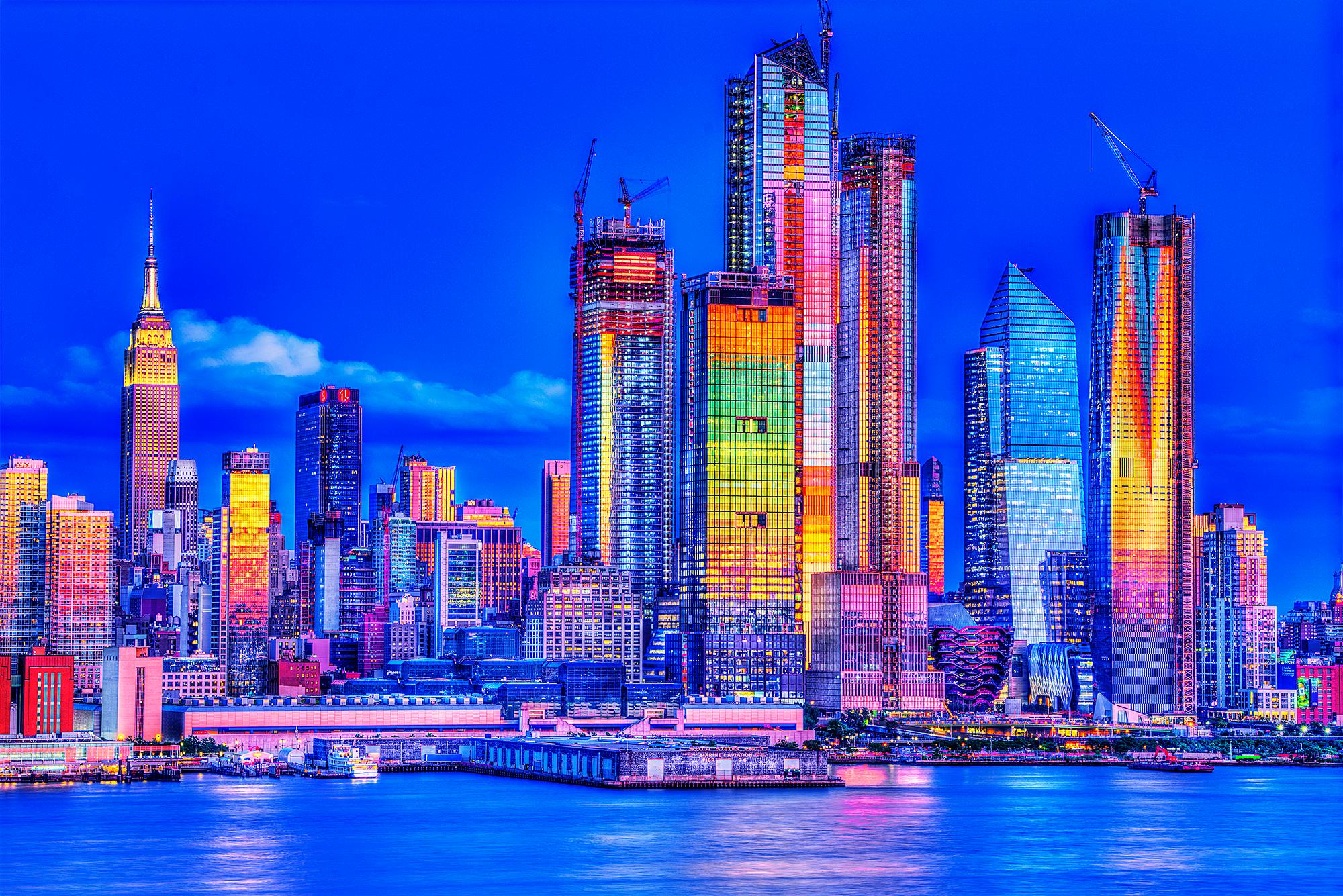 Abstract Photograph de Mitchell Funk - Nueva York al atardecer desde Nueva Jersey - Manhattan Skyline  con Cielo Azul