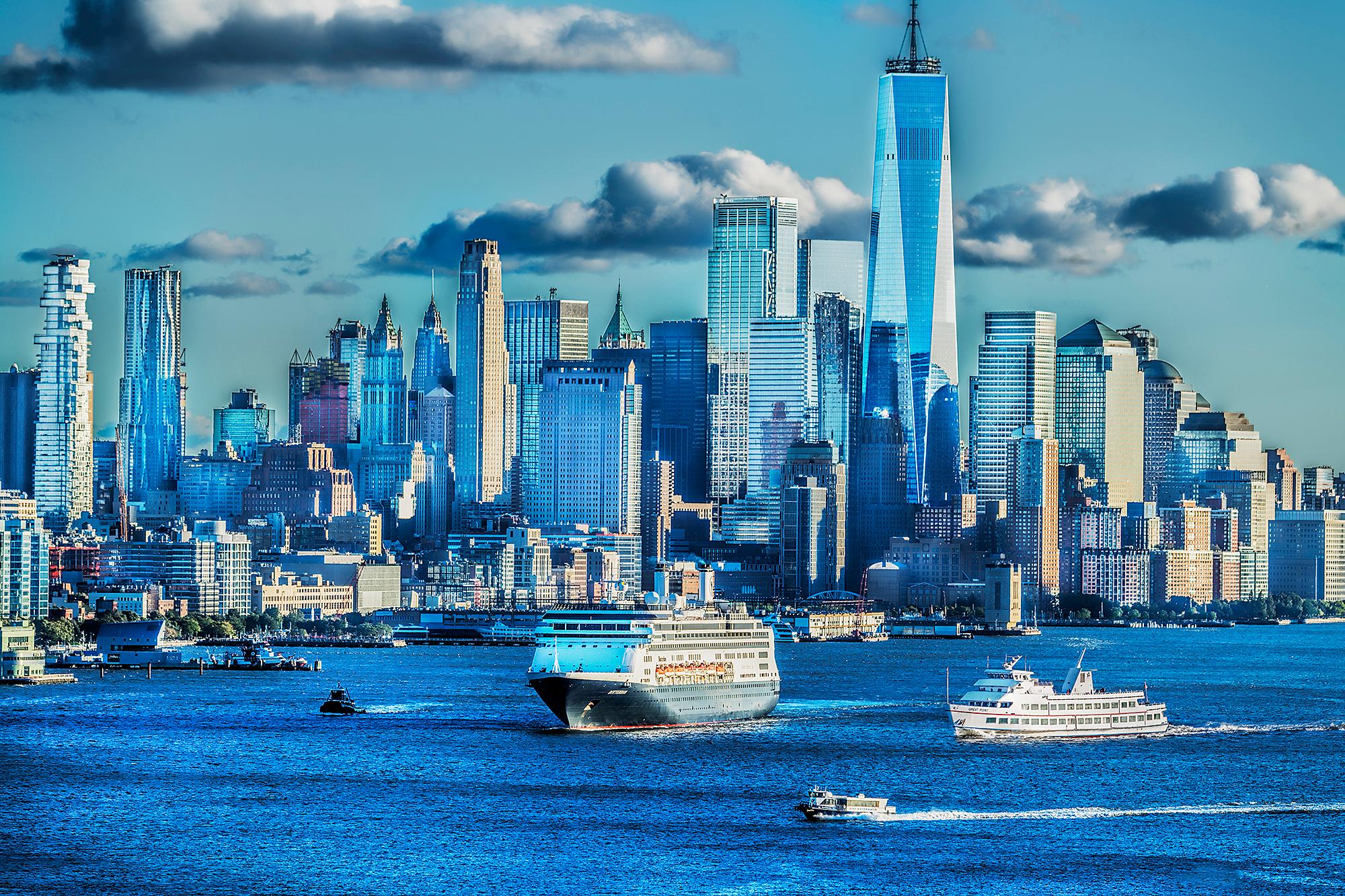 Landscape Photograph Mitchell Funk - New York City, ligne d'horizon bleue du Lower Manhattan avec bateaux