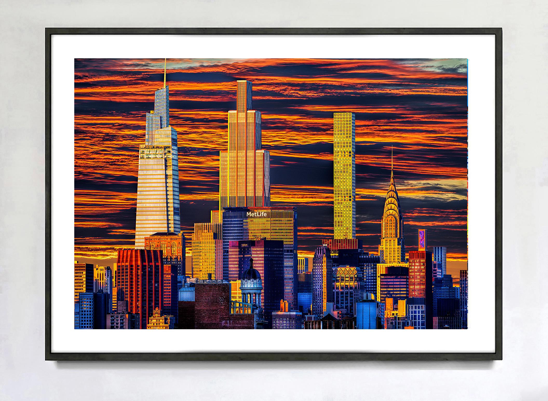 Ha habido muchas fotografías en color del horizonte de Nueva York, pero esta magistralmente iluminada  y la imagen de alto impacto de Mitchell Funk deslumbran la vista e involucran la mente más que ninguna de las grabadas.  Incorpora los supertalls