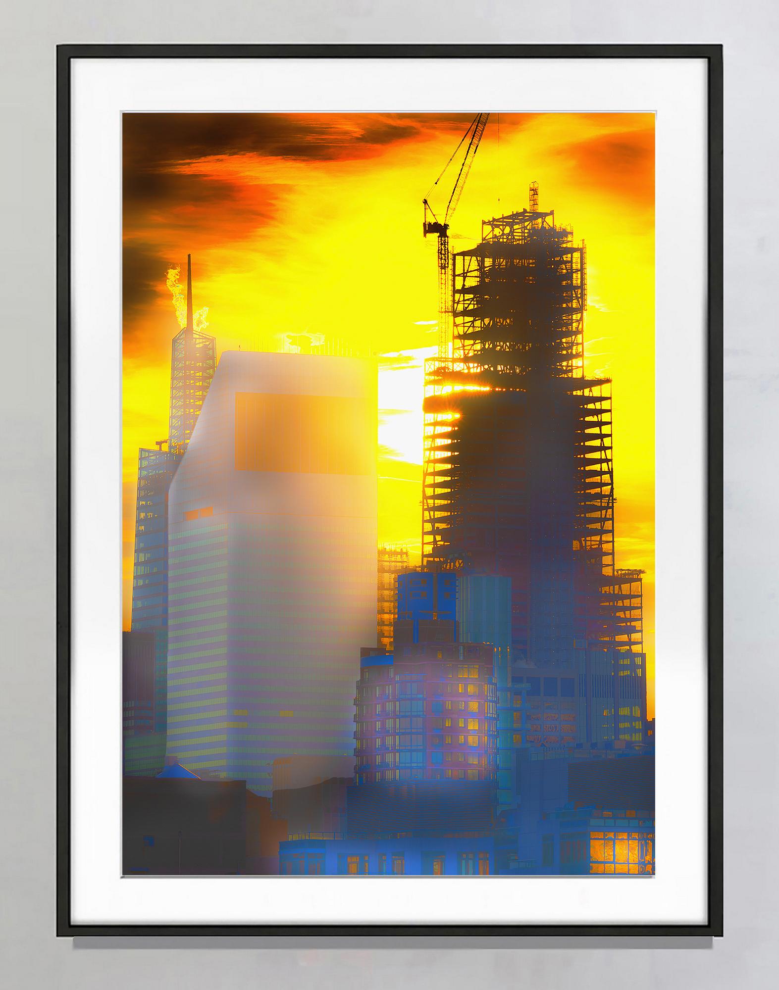 Rascacielos superalto de Nueva York  en Luz Angélica - Landscape Photograph Marrón de Mitchell Funk