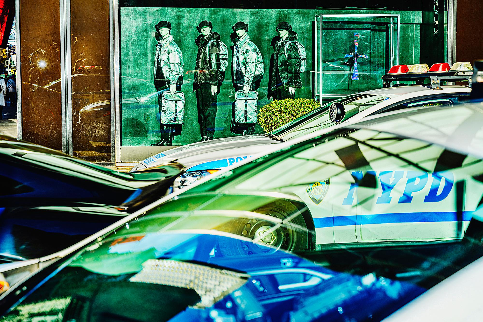 Abstract Photograph di Mitchell Funk - Fotografia di strada a New York - Riflessi effimeri di automobili