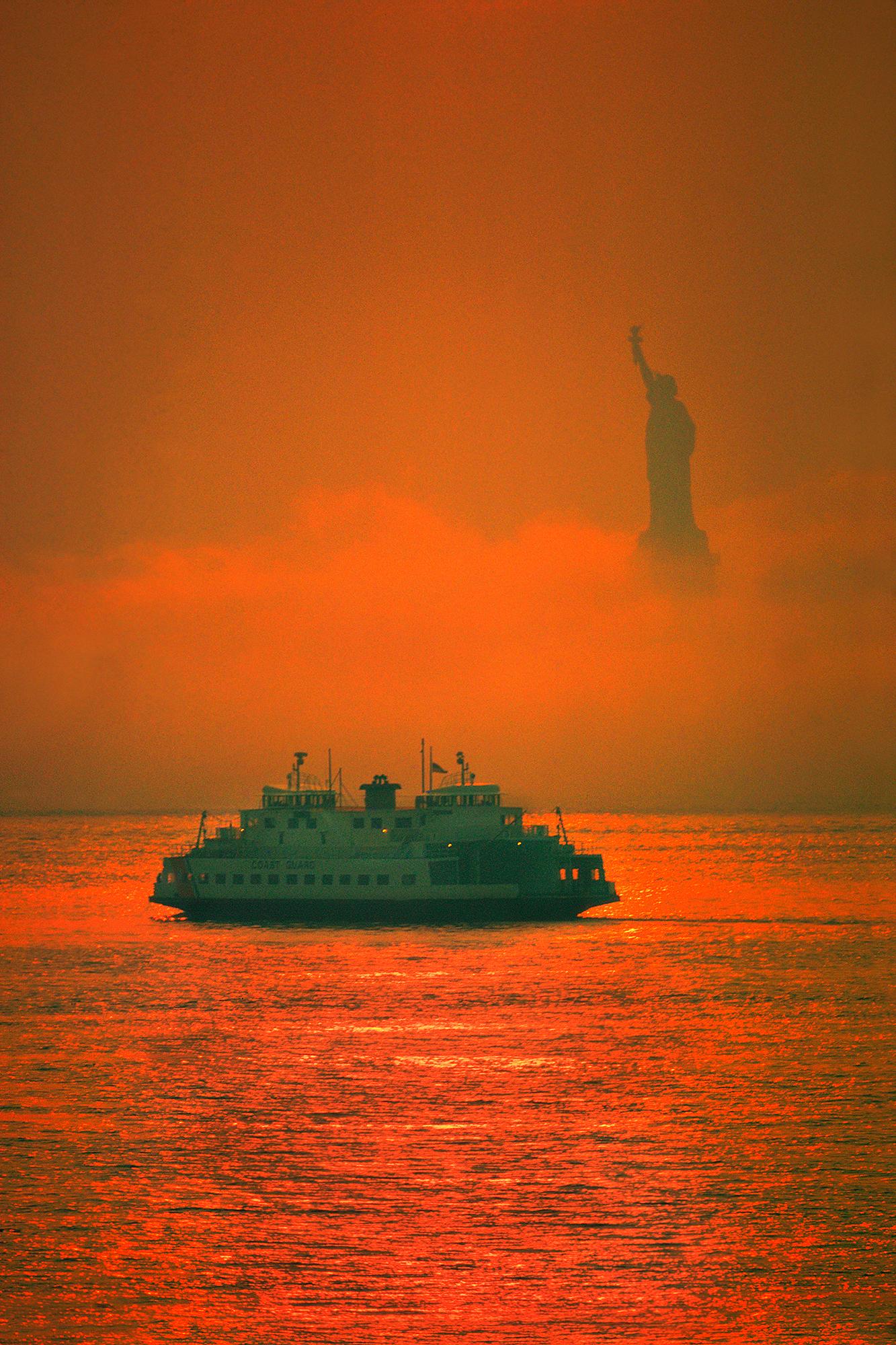 Mitchell Funk Landscape Photograph – New Yorker Fog mit Statue der Freiheitsstatue Orange Glow 