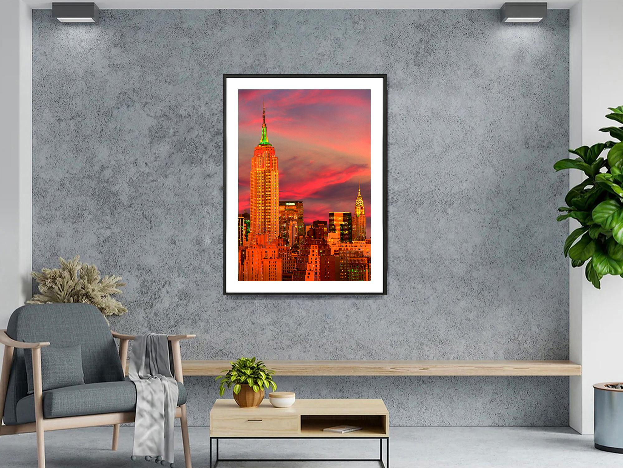 Chats im Empire State Building mit Chrysler Building – Photograph von Mitchell Funk