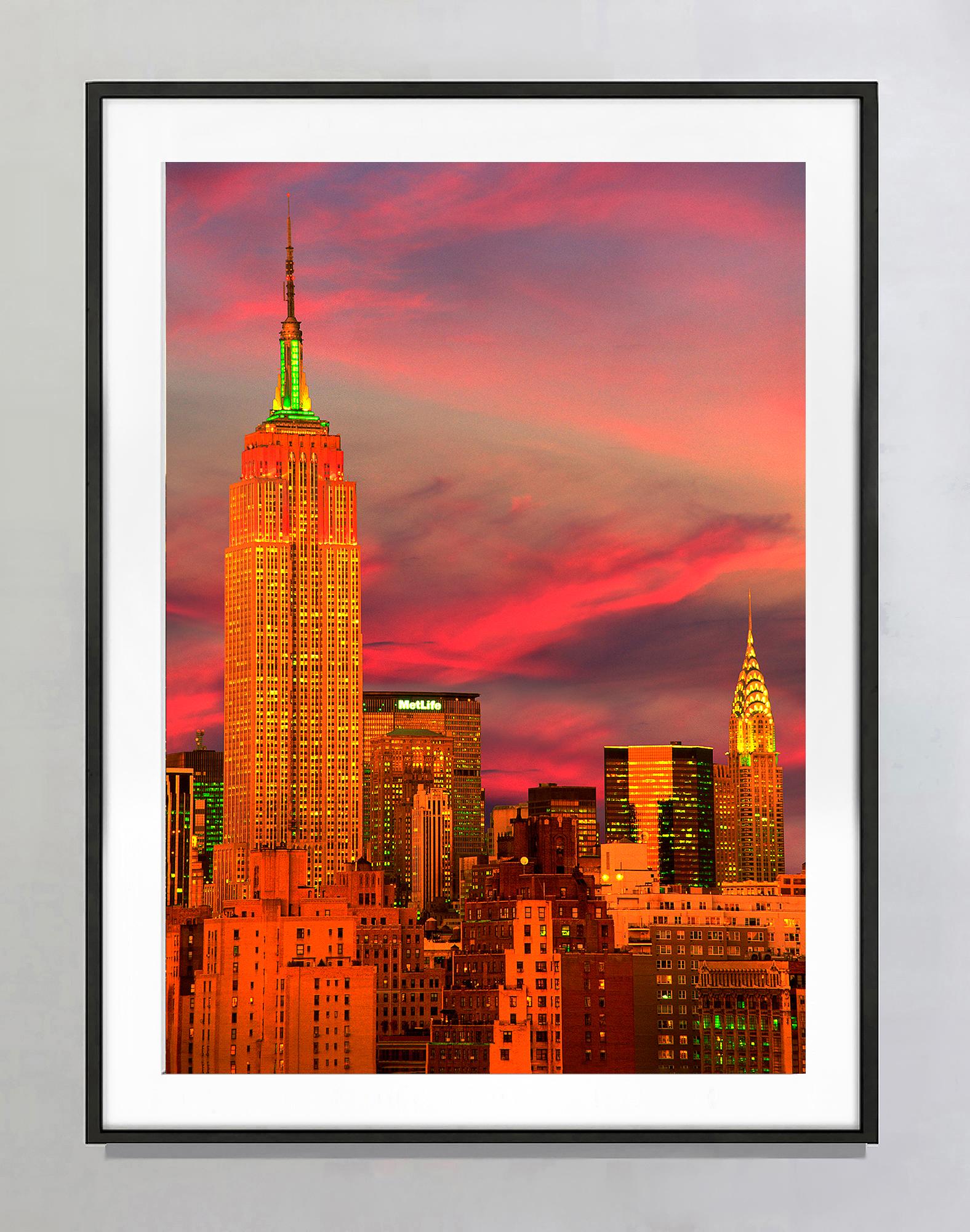 Chats im Empire State Building mit Chrysler Building (Orange), Landscape Photograph, von Mitchell Funk