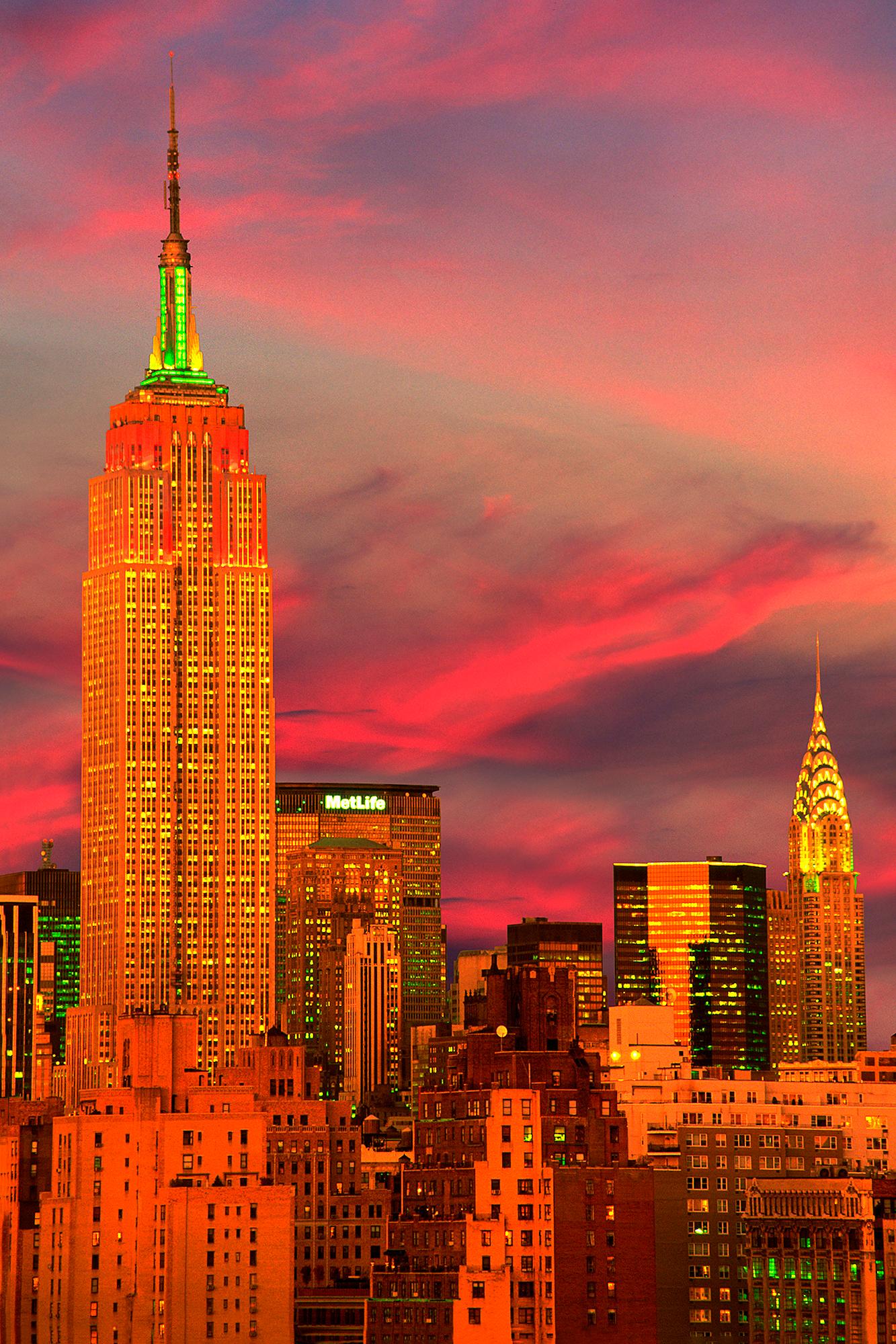 Mitchell Funk Landscape Photograph – Chats im Empire State Building mit Chrysler Building