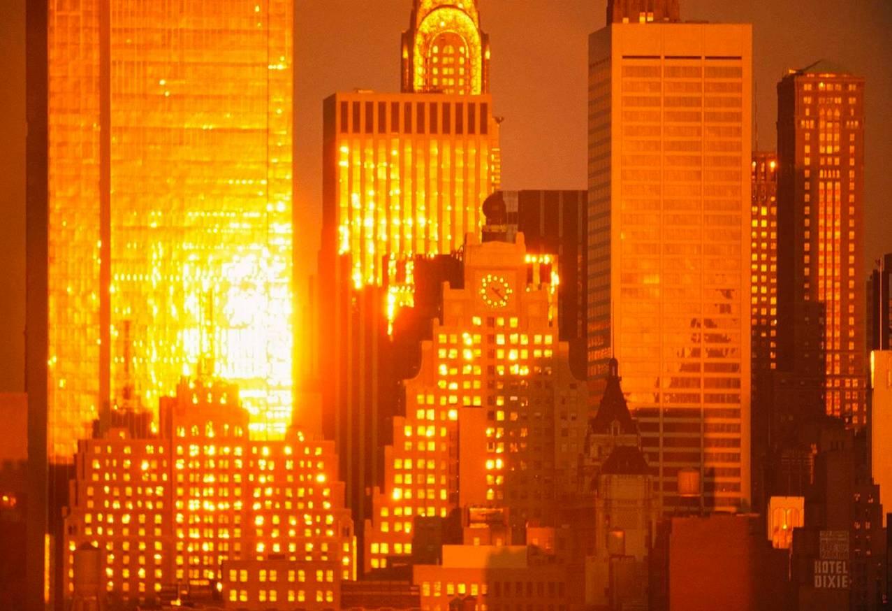 Color Photograph di Mitchell Funk - Skyline di New York, Hotel Dixie