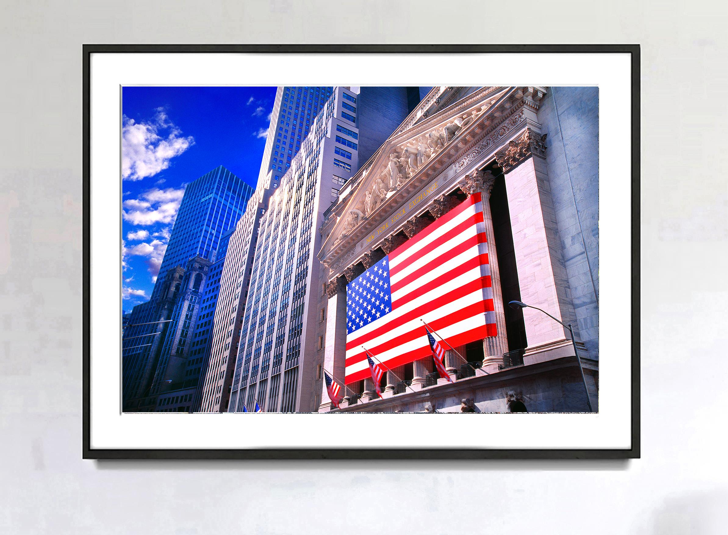 Exchange of New York avec le drapeau américain  - Le capitalisme américain - Photograph de Mitchell Funk