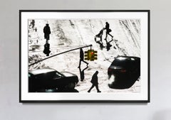 New Yorker, die die Straße in Silhouette überqueren, hoher Kontrast, Straßenfotografie