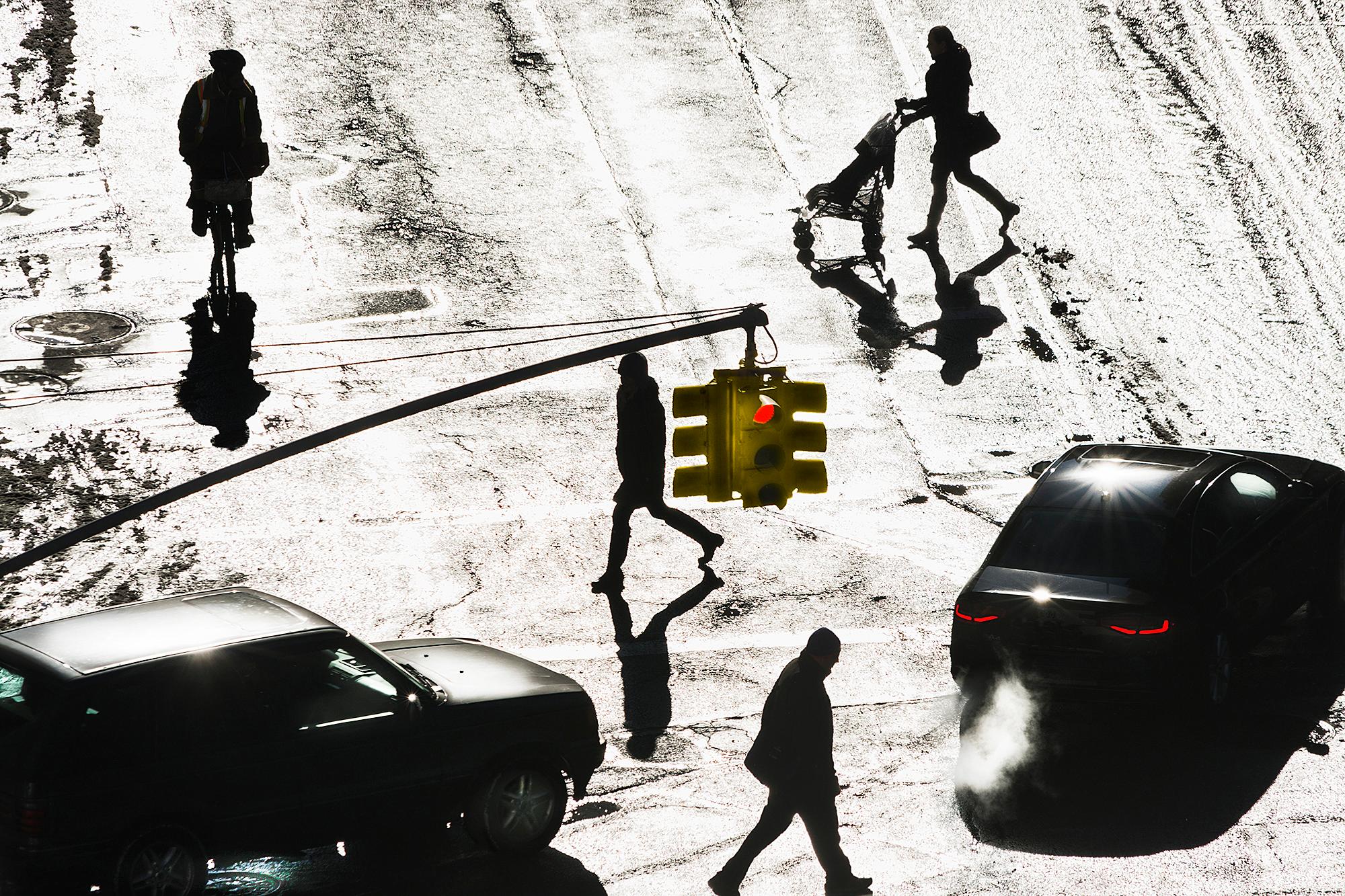 Mitchell Funk Landscape Photograph – New Yorker, die die Straße in Silhouette überqueren, hoher Kontrast, Straßenfotografie 