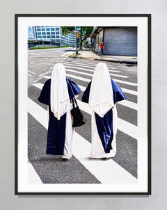 Nonnen auf dem Zebrastreifen, Fine Art Color Photography, signiert, 4/15