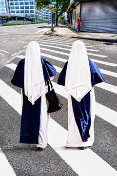 Nonnen auf dem Zebrastreifen, Fine Art Color Photography, signiert, 4/15