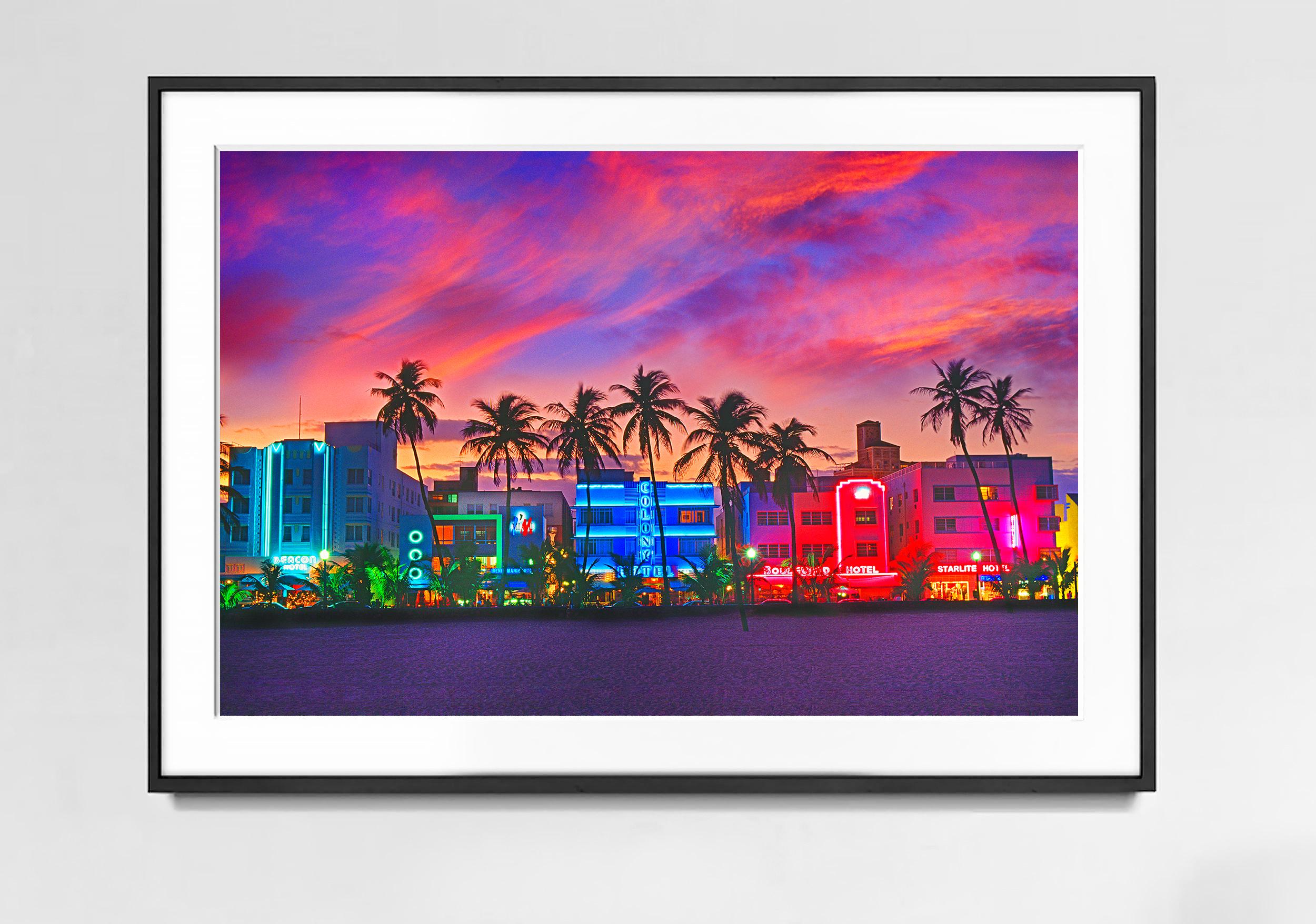 Ocean Drive Hotels am South Beach – Photograph von Mitchell Funk