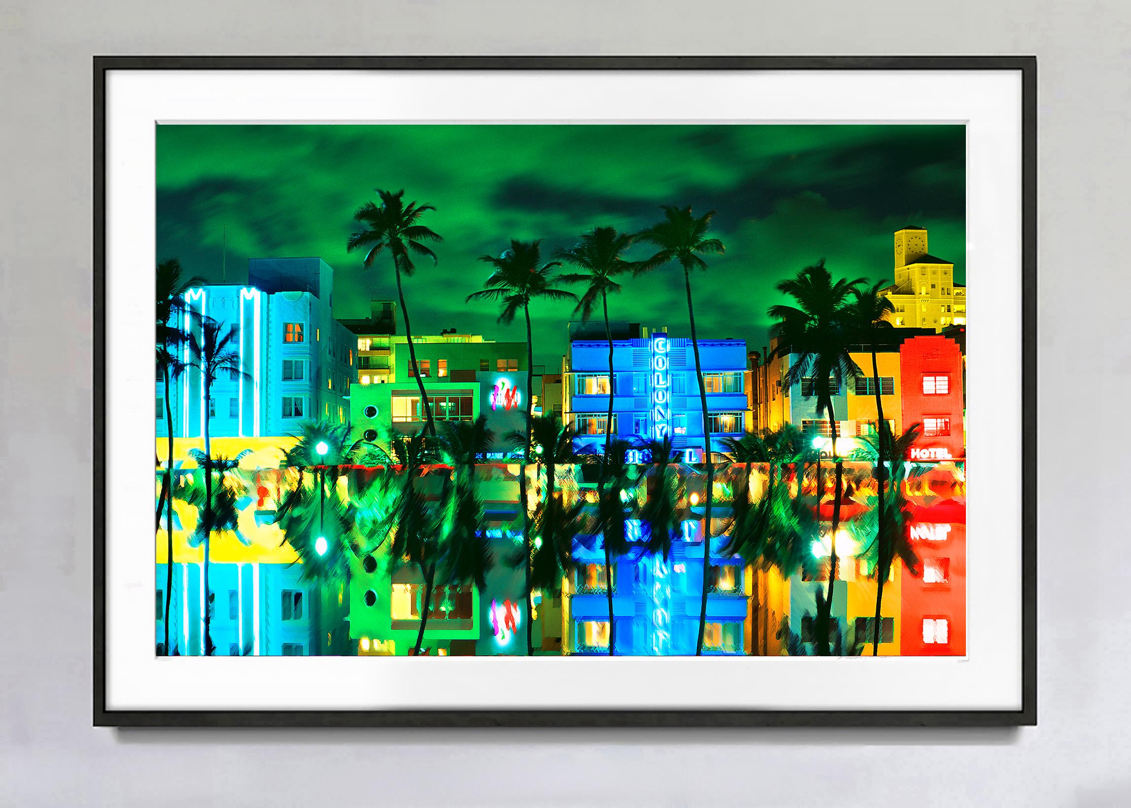 Ocean Drive, South Beach, Modelos Irene Marie  Noche Moody Neon de Mitchell Funk en venta 1