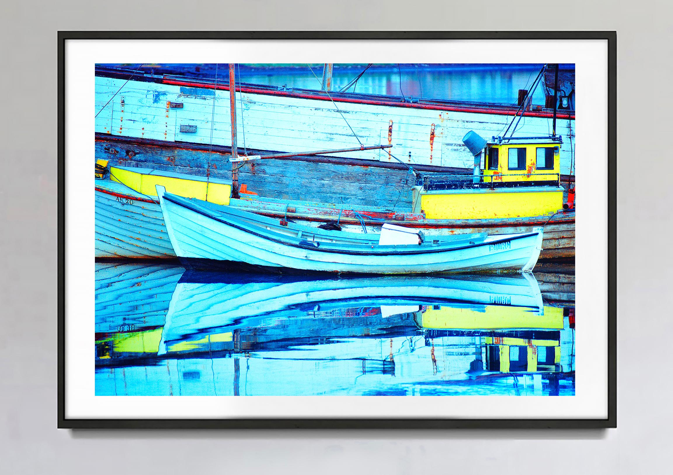 Old Boats In Island mit blauen Reflexionen im Wasser, abstrakt – Photograph von Mitchell Funk