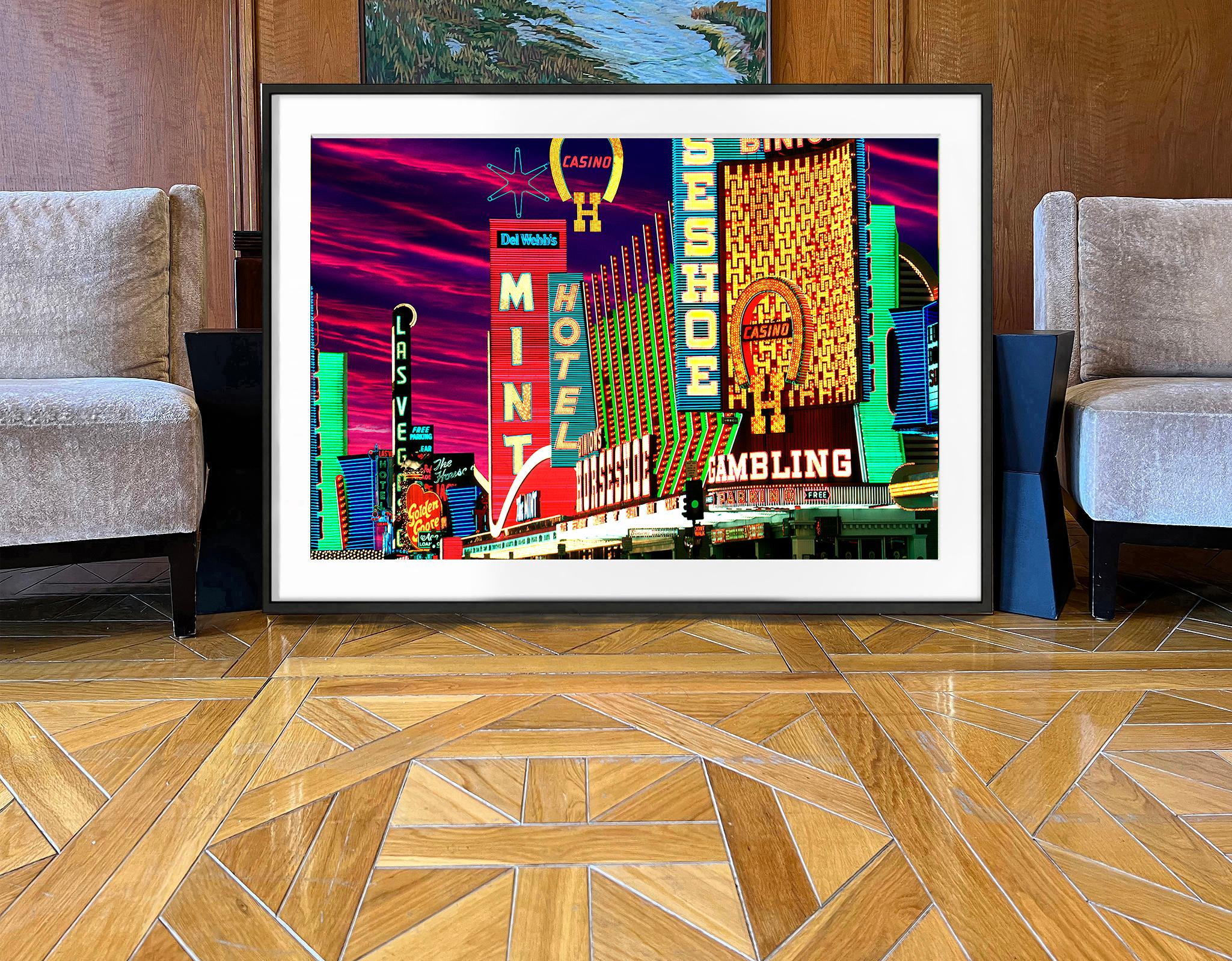 Vieille Freemont Street Neon, Las Vegas - Noir Color Photograph par Mitchell Funk