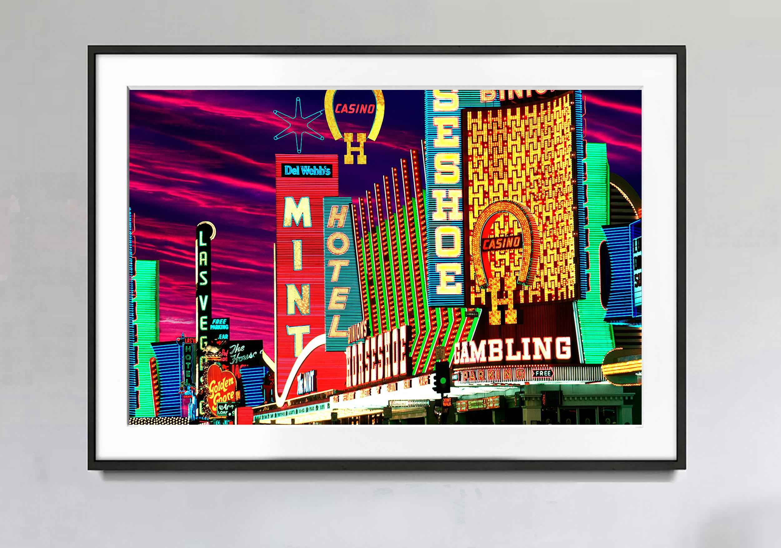 Altes Las Vegas, Neonschild in der Fremont Street, abstrakte Fotografie – Photograph von Mitchell Funk