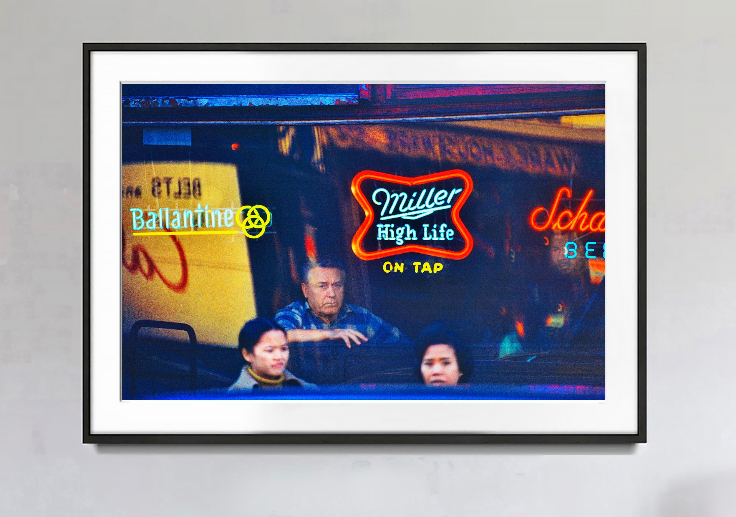 Ancien bar de New York avec panneau néon de bière Ballantine - Photograph de Mitchell Funk