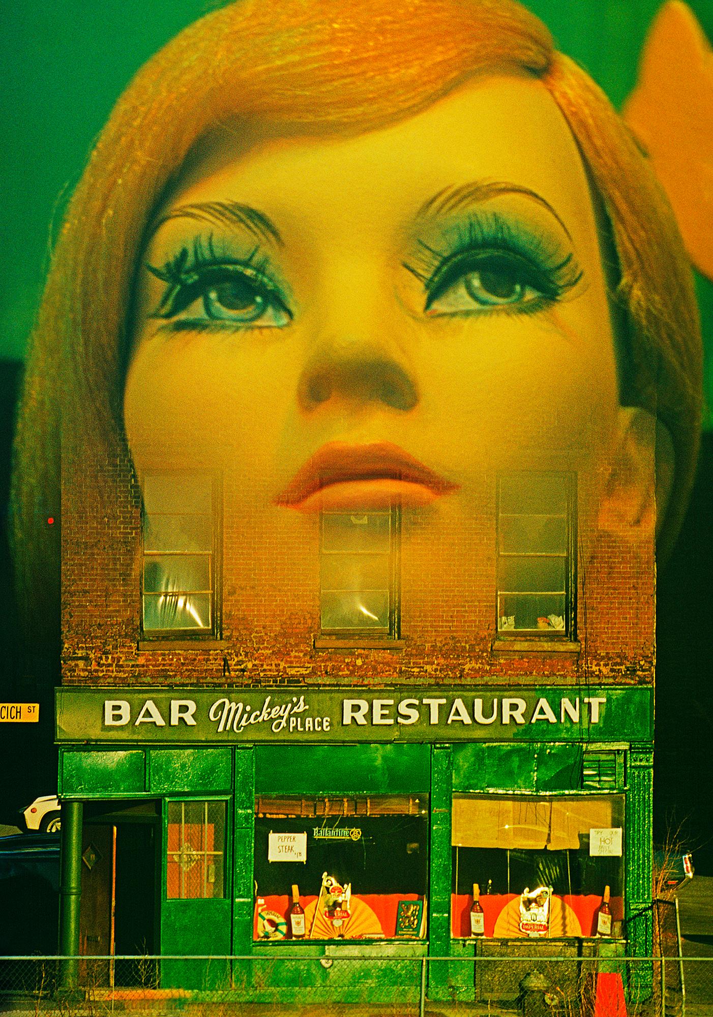 Deux façades  - Vieux bar new-yorkais avec surréalisme  Visage de mannequin du milieu du siècle