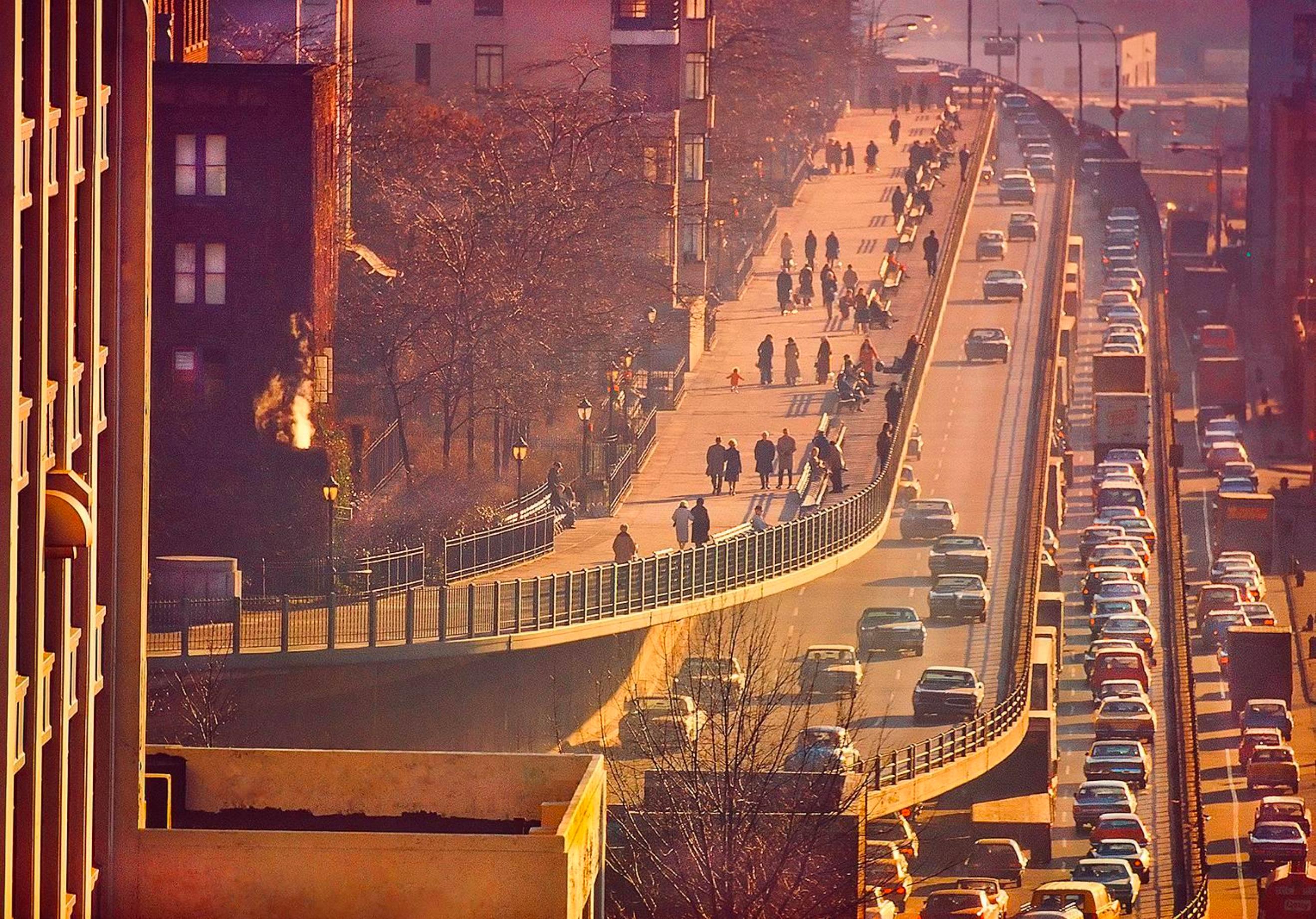 Color Photograph Mitchell Funk - Old New York, Brooklyn Heights Promenade avec Brooklyn Queens Expressway
