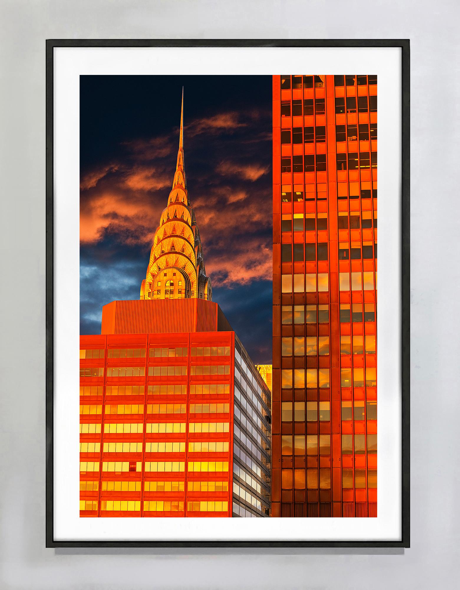 Frühe Morning Light Turns Chrysler Building Orange – Photograph von Mitchell Funk