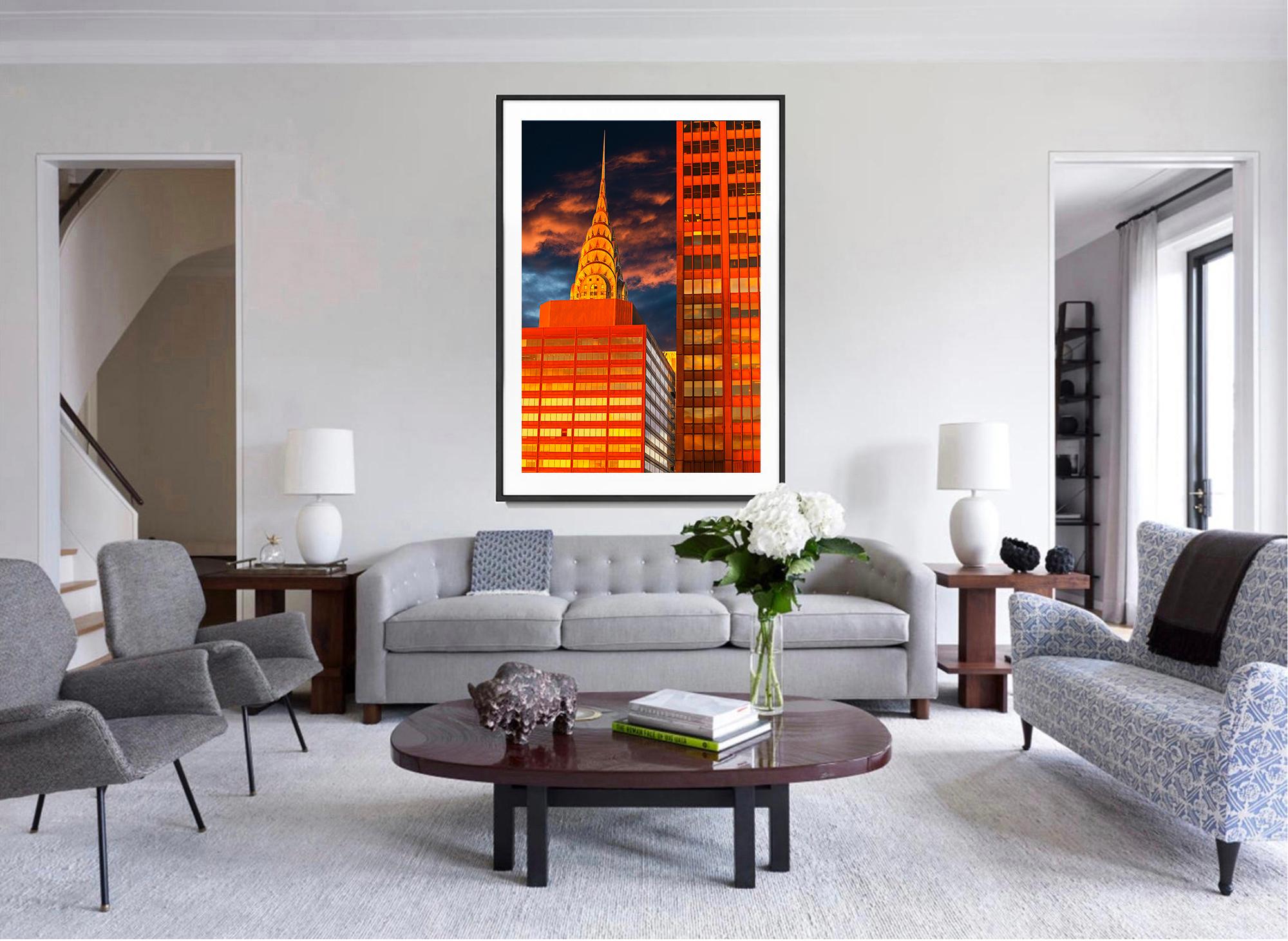 Das frühe Morgenlicht färbt die Turmspitze des Chrysler Buildings und die umliegenden Gebäude orange.  Der Fotograf Mitchell Funk war zur richtigen Zeit am richtigen Ort, um die Natur einzufangen und ihre lebendige Palette zu zeigen. Für Funk bringt