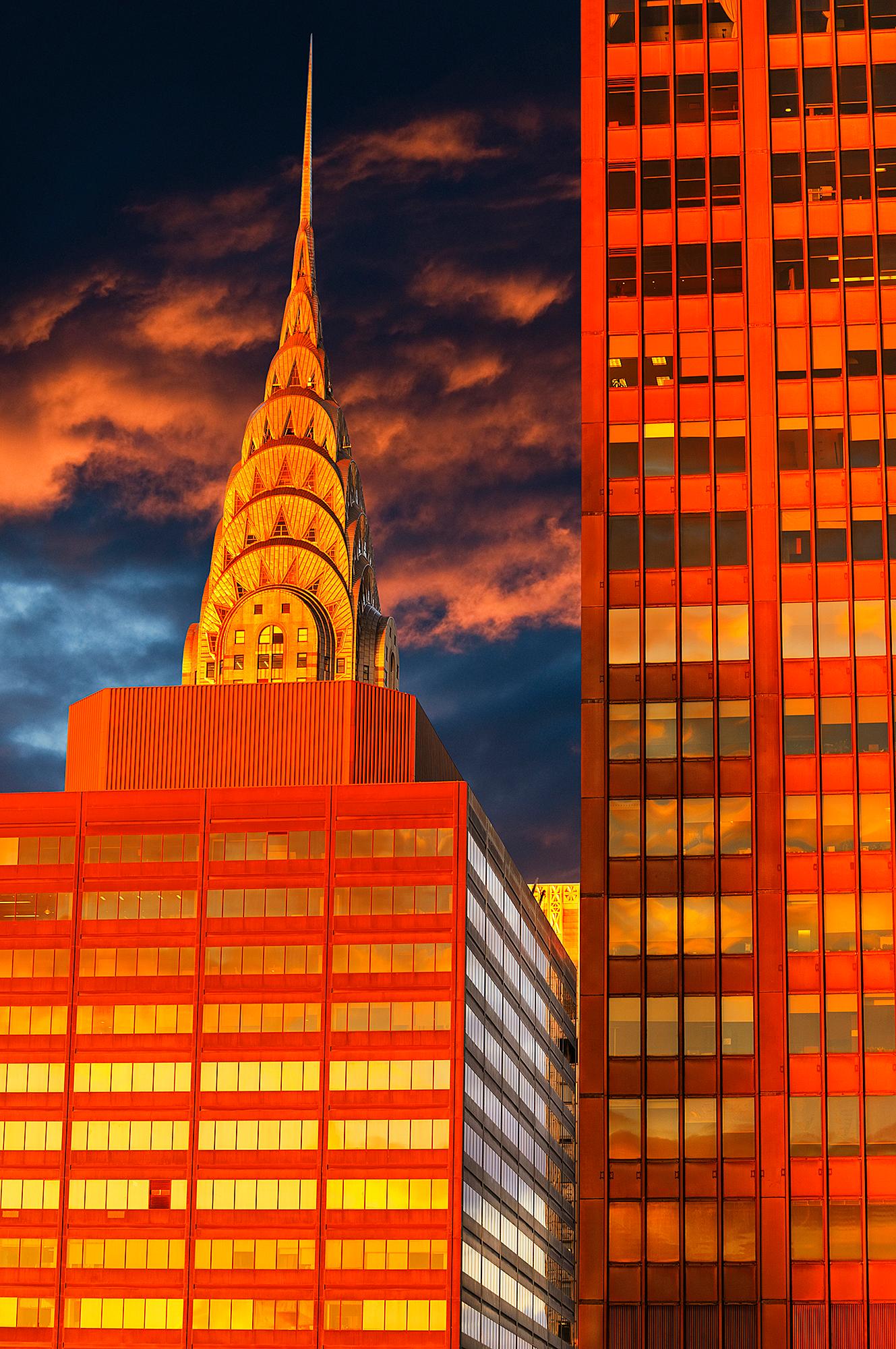 Mitchell Funk Color Photograph – Frühe Morning Light Turns Chrysler Building Orange