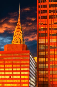 La luce del primo mattino colora di arancione il Chrysler Building