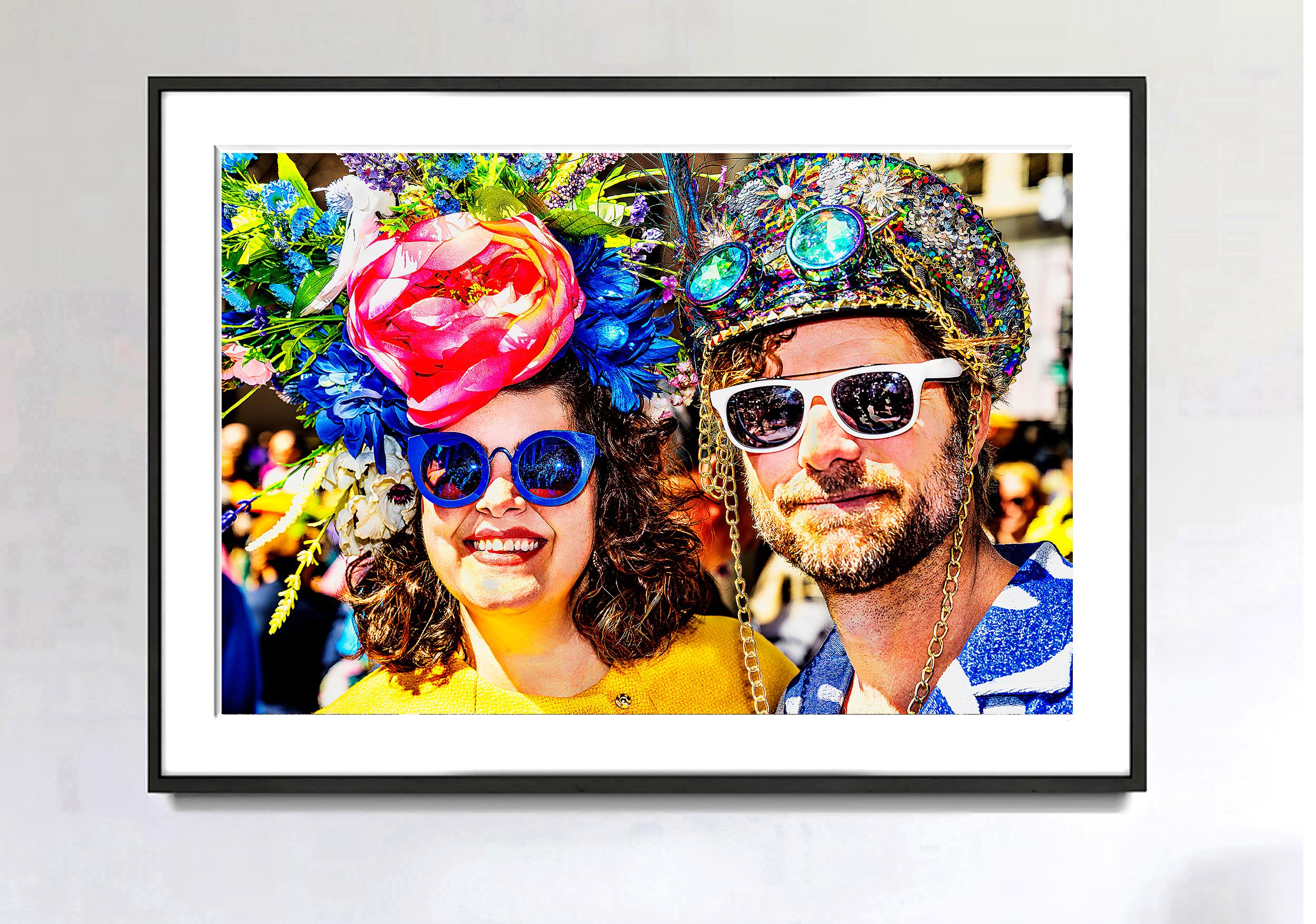 Zwei Teilnehmer an  Die Osterparade der Fifth Avenue zeigt ihre kunstvollen Millinery.
Der erfahrene Straßenfotograf Mitchell Funk hat dieses dramatische und farbenprächtige Doppelporträt aufgenommen, das ebenso abstrakt wie gegenständlich ist.
